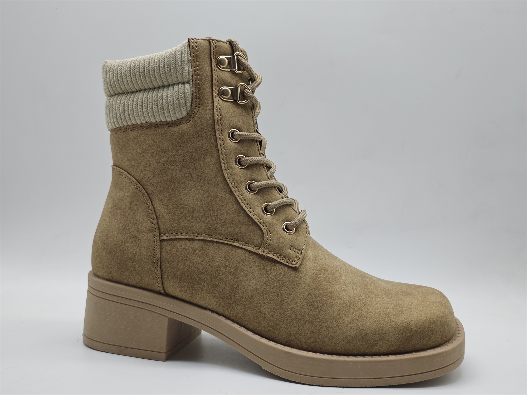ladies boot with square toe