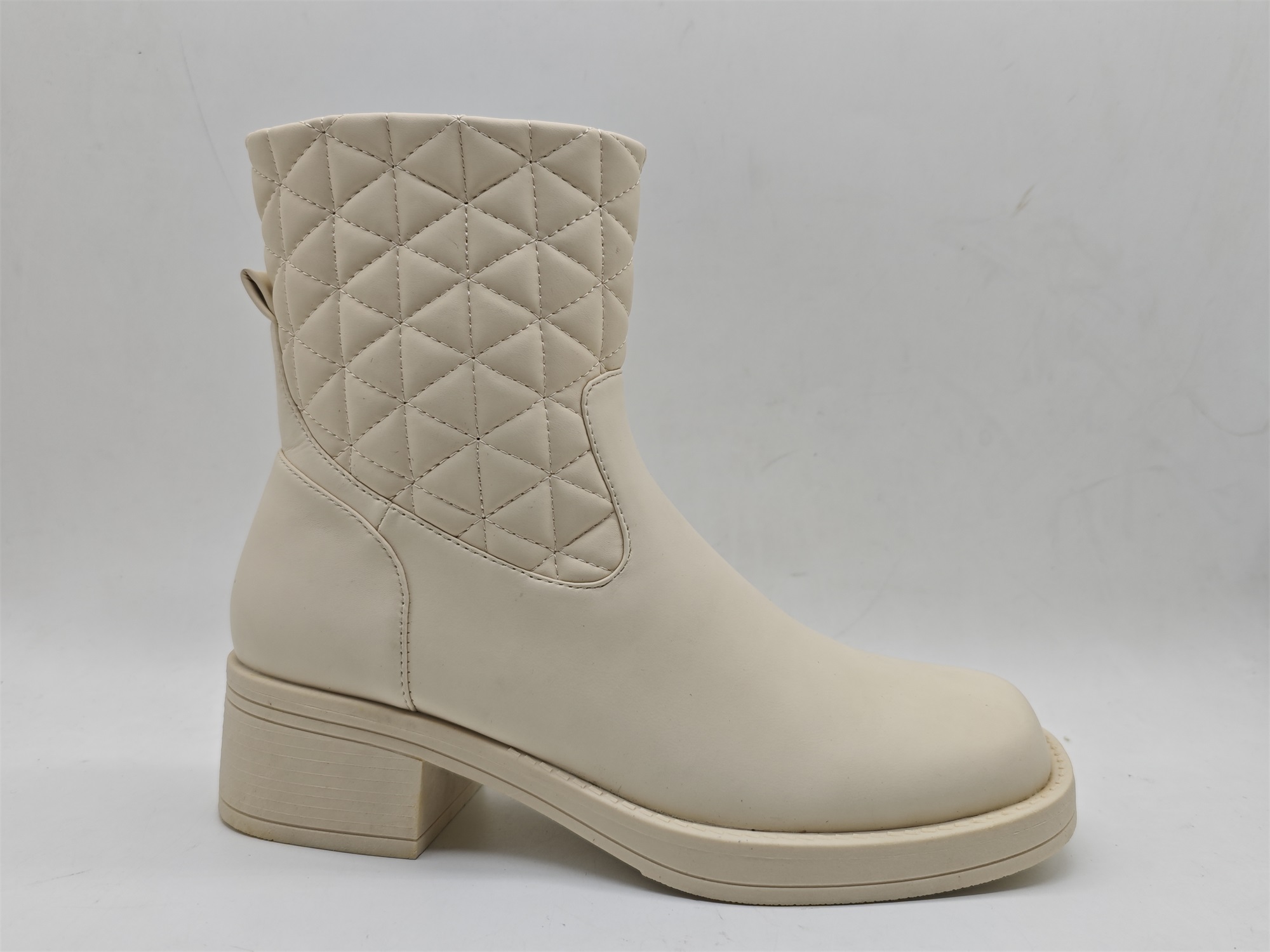 ladies boot with square toe