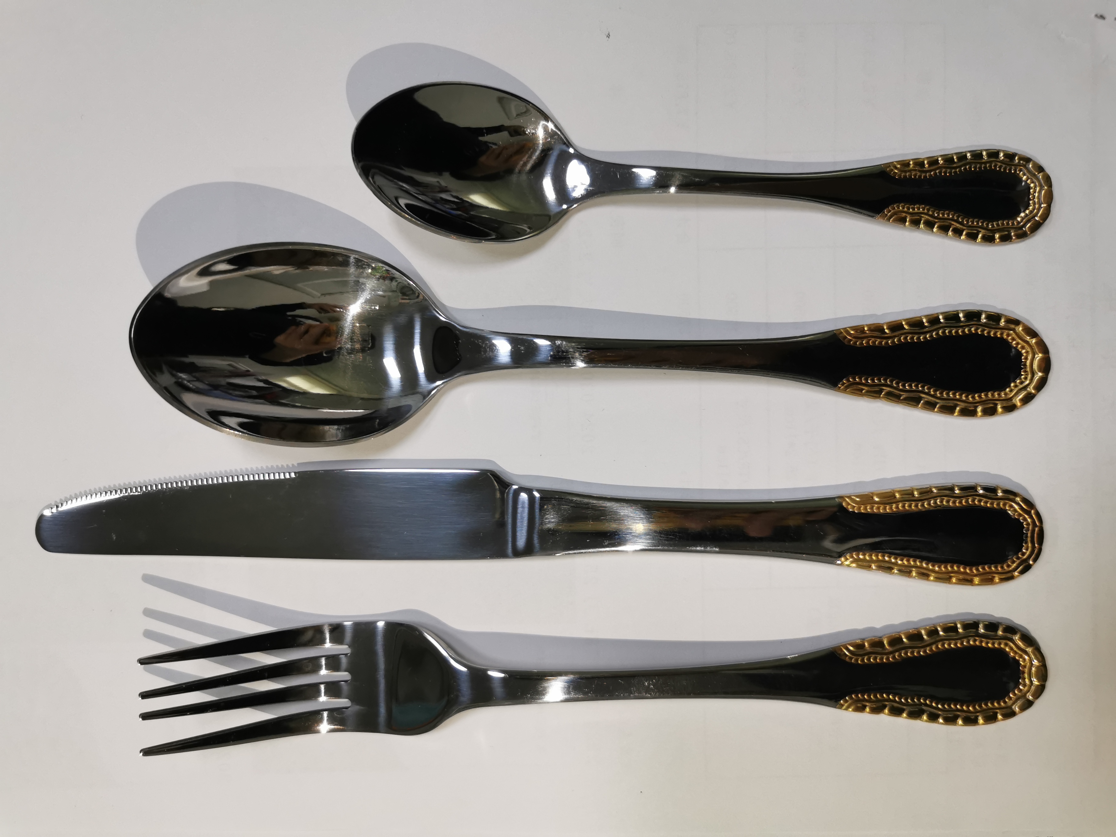 Stainless steel cutlery set