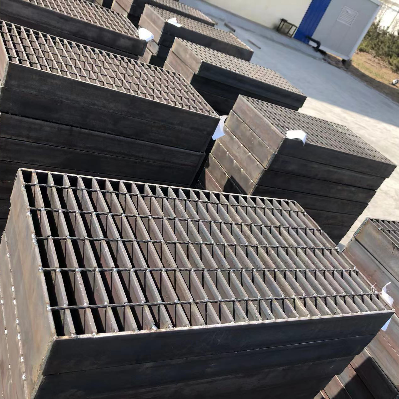 Henan Xinge Heavy Industry Co., LTD – Steel angle 4