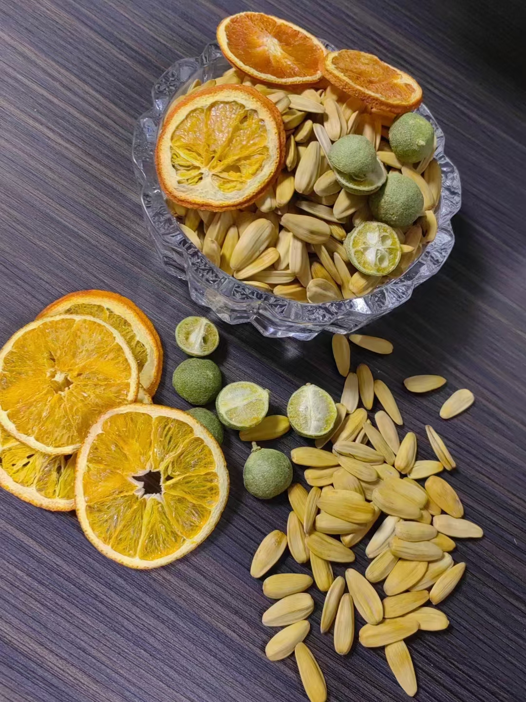Melon seeds with fruit - tea flavor.