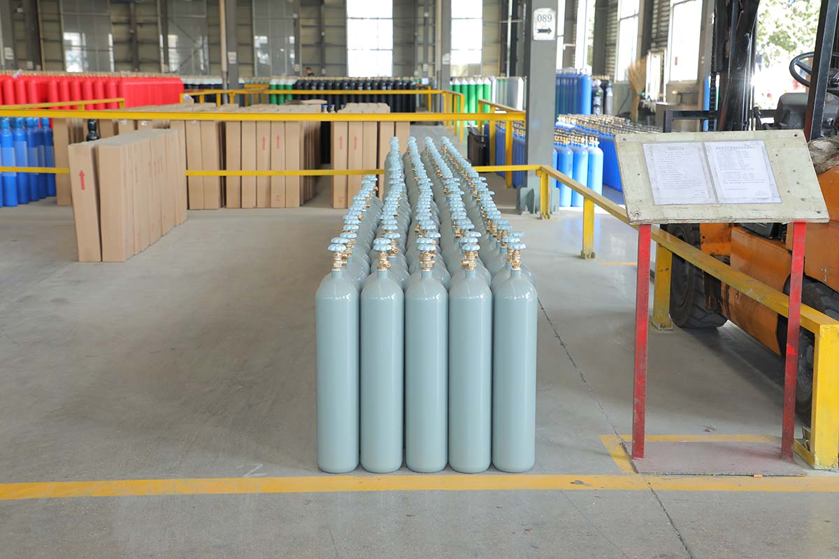 Analyzer calibration gas, mixture gas