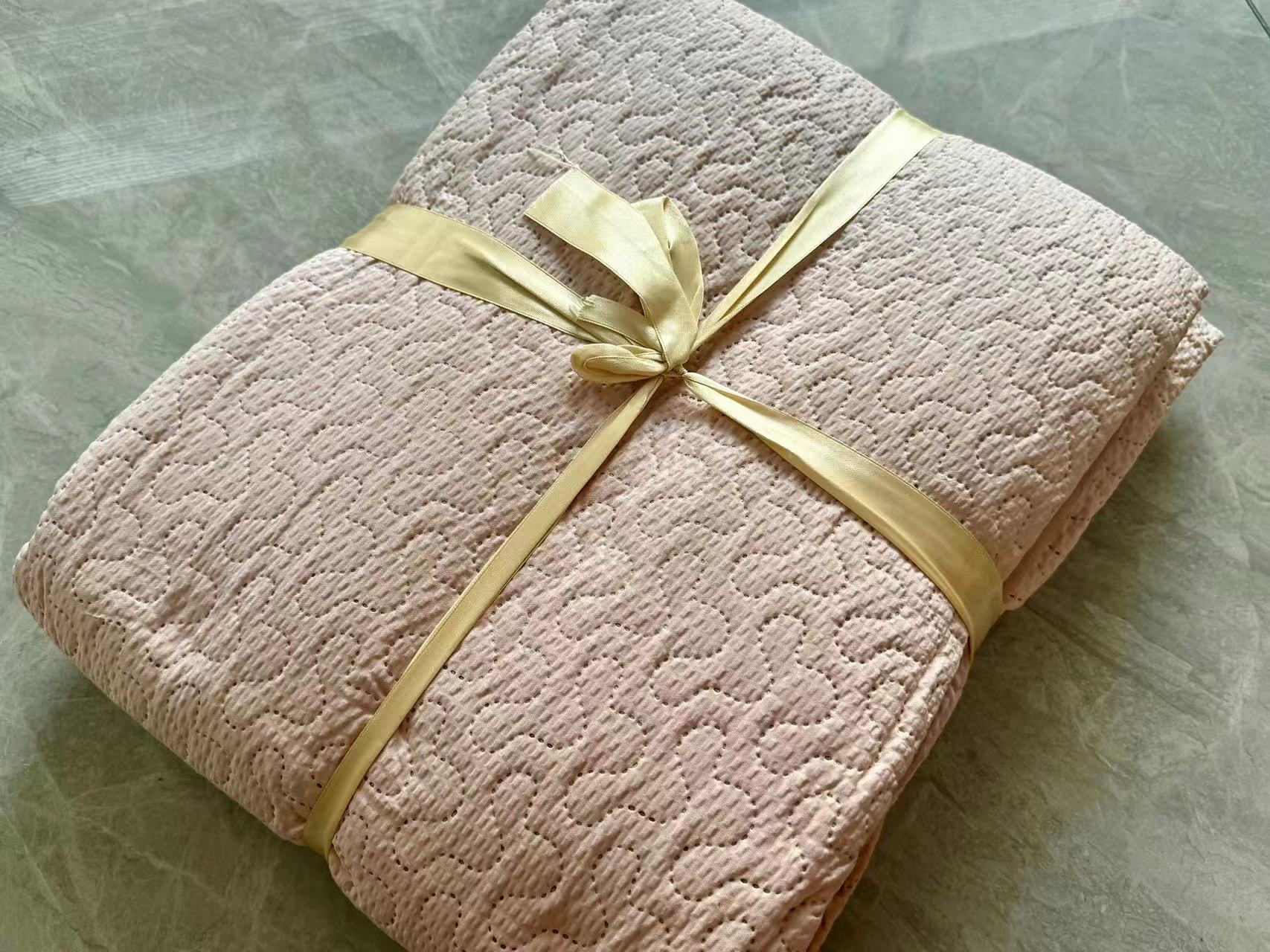 Ultrasonic quilted bedspread