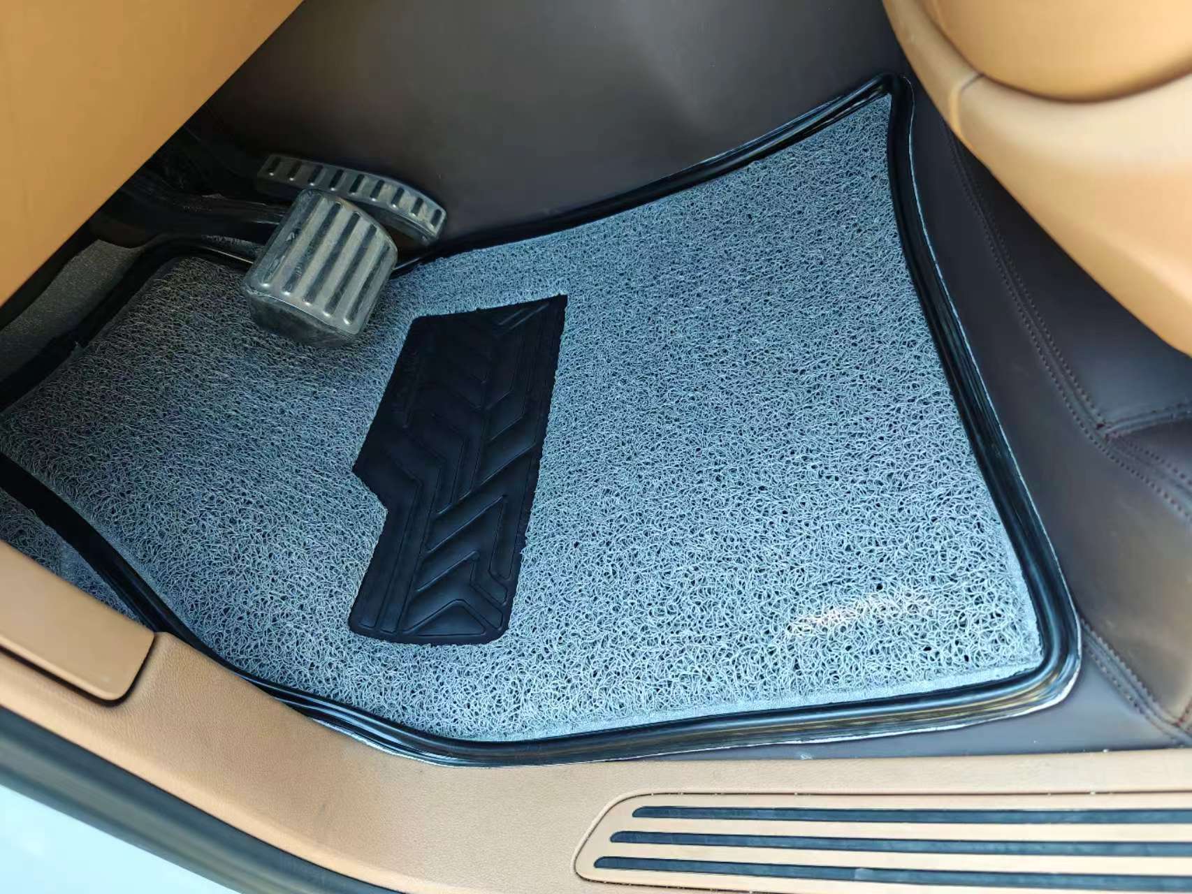 Universal car floor mat