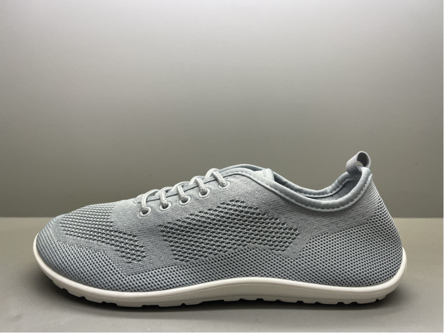 Breathable sports shoes