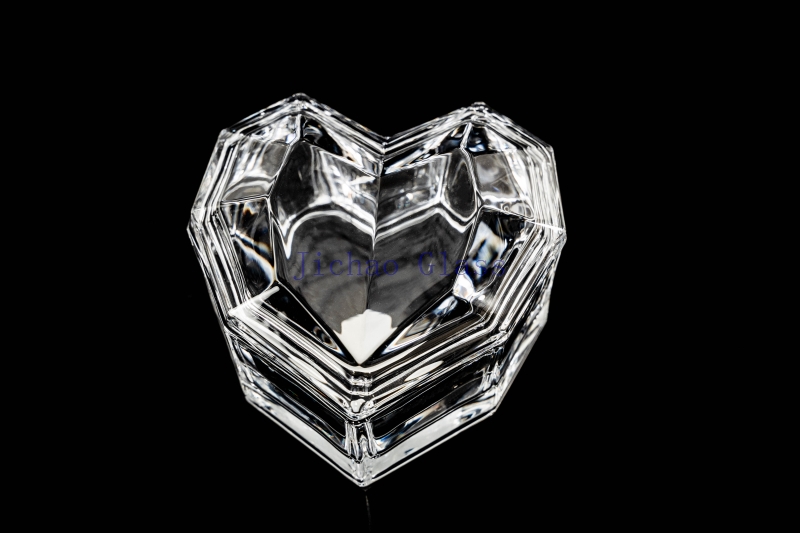 Stereoscopic heart-shaped gift box