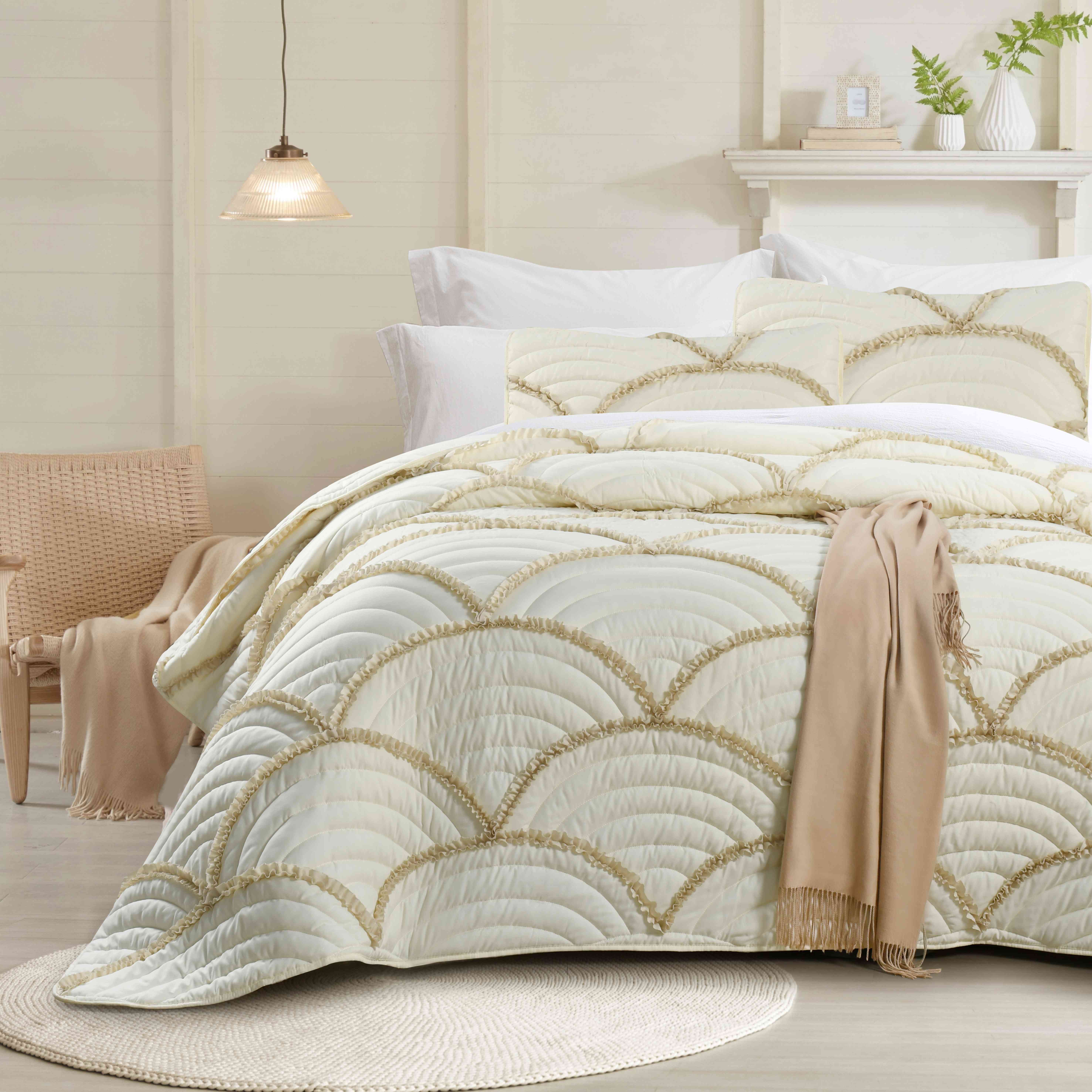 Factory hot selling Anti fading scallop stitching ruffles flange coverlet bedspread