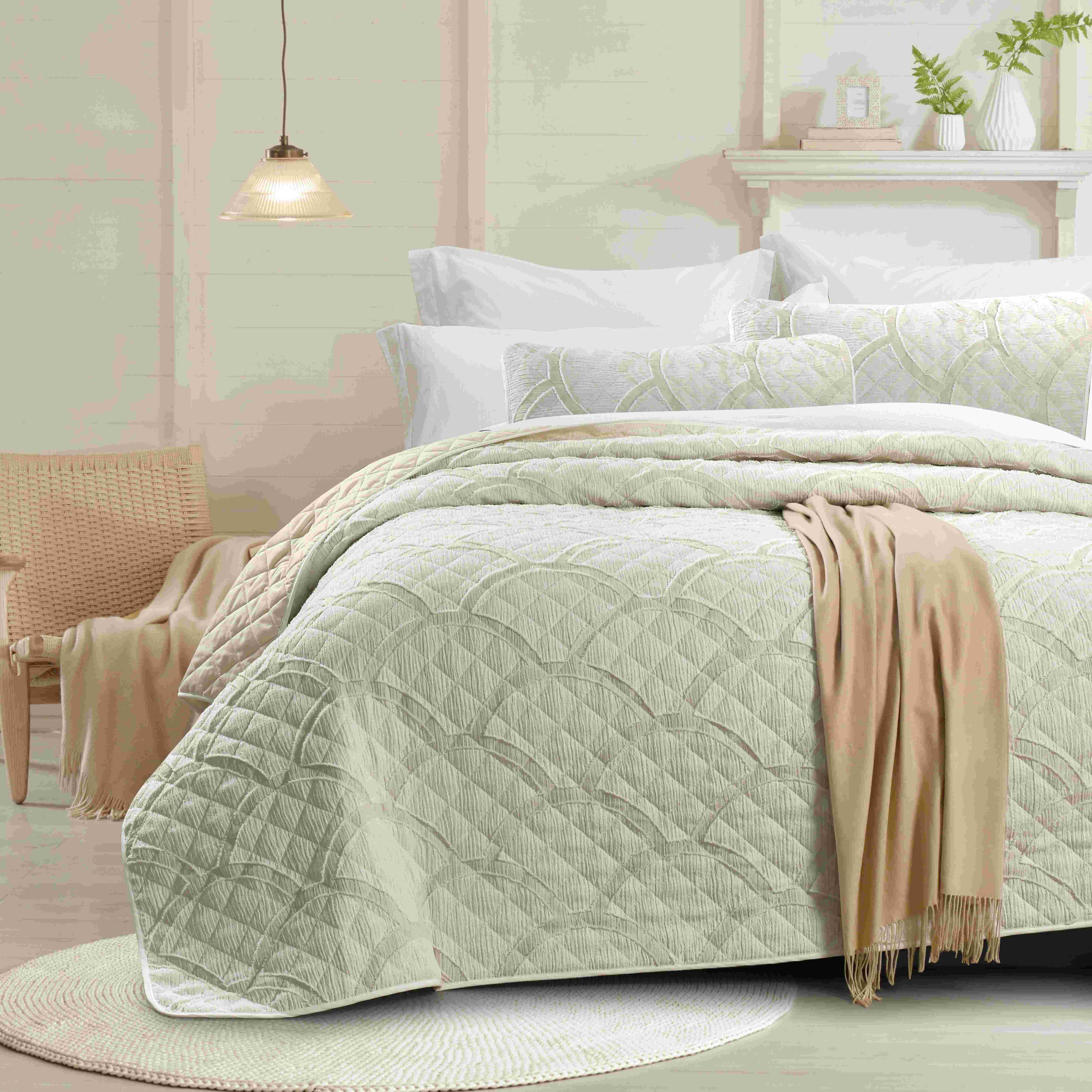 Factory manufacturer 150g filling clipped jacquard scallop quilt coverlet bedspread with pillowcase