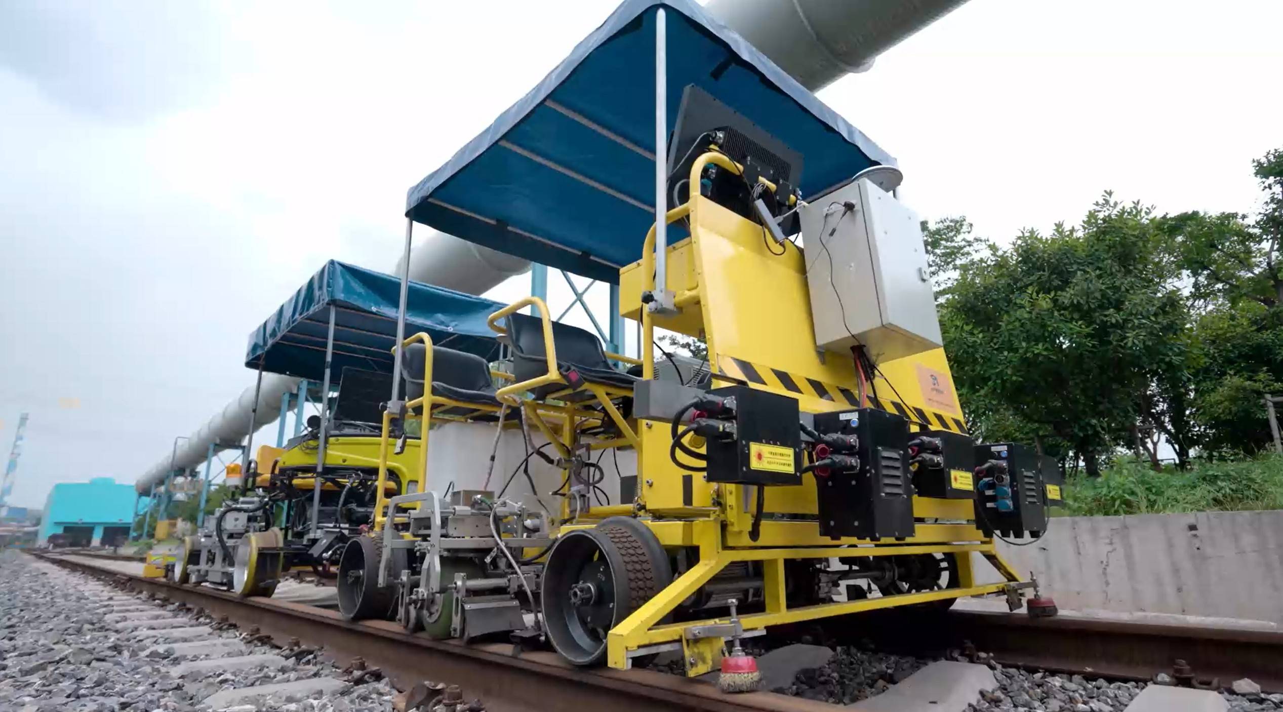 Multi-parameter detection and intelligent evaluation system of double-track track damage