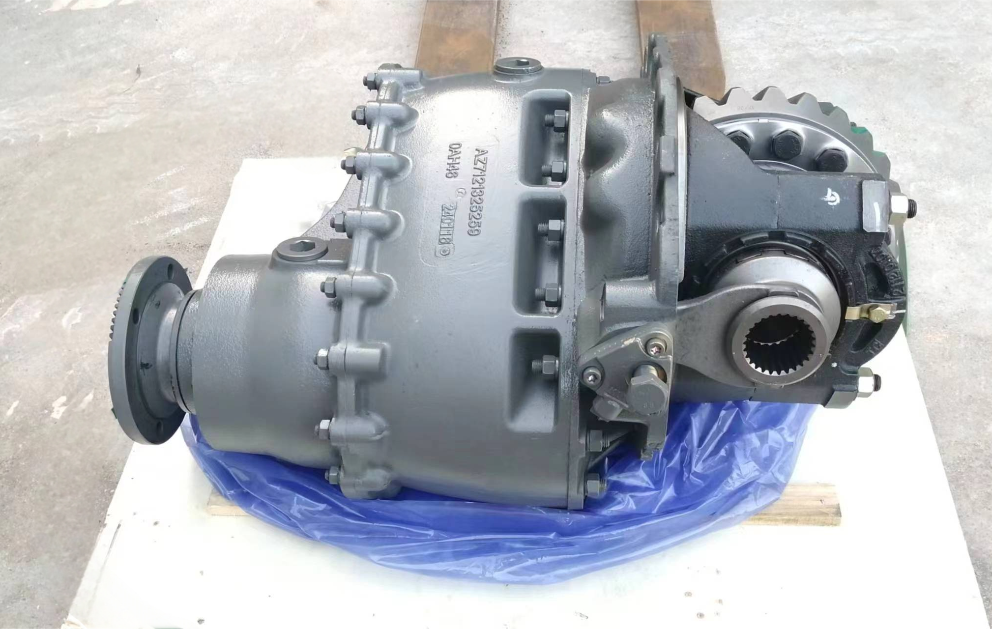 Sinotruk MAT16 axle HOWO AC16 axle Middle Axle main reducer assembly AZ9981320225 Mafuch