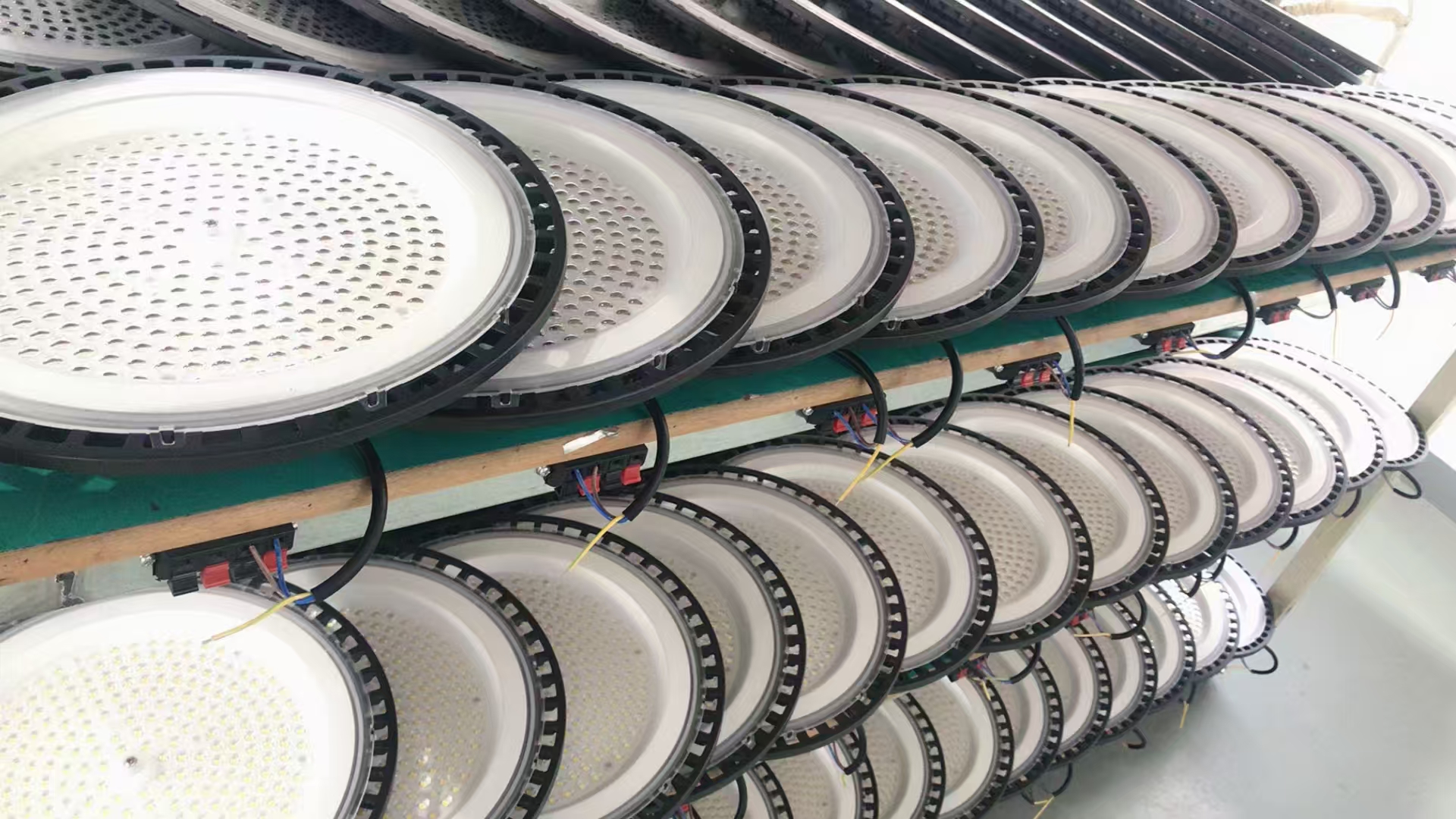 jilinRunfengxiang lnternational Trading Company Ltd., – bombilla led 1
