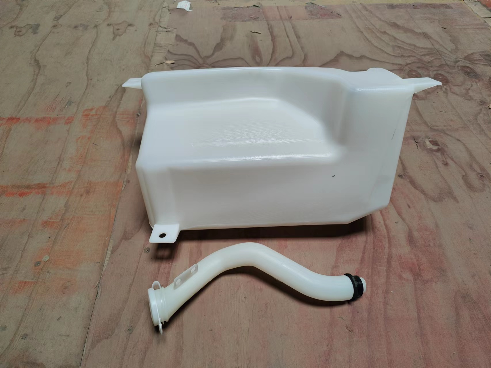 Shacman Delong X3000 Wiper water Tank expension DZ14251740030 Mafuch