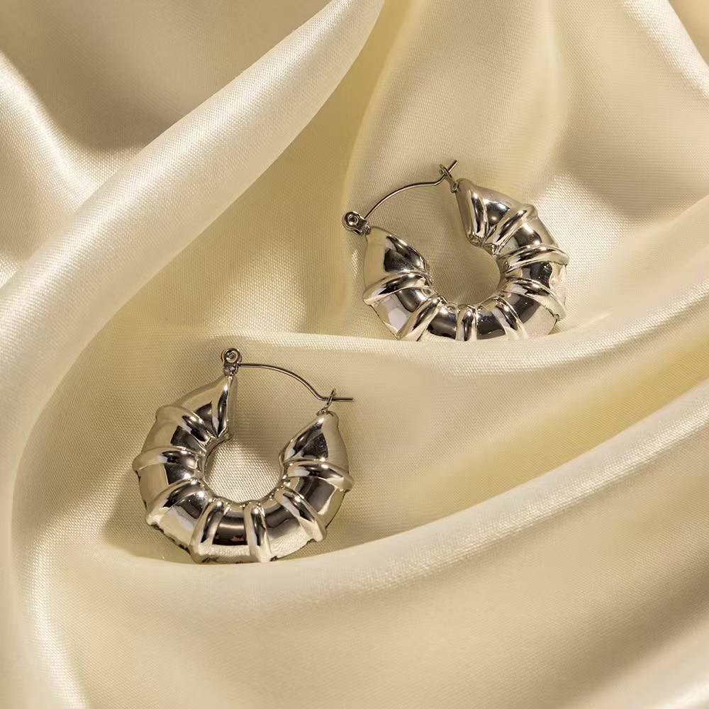 Cross border circular stainless steel hollow earrings from Europe and America
