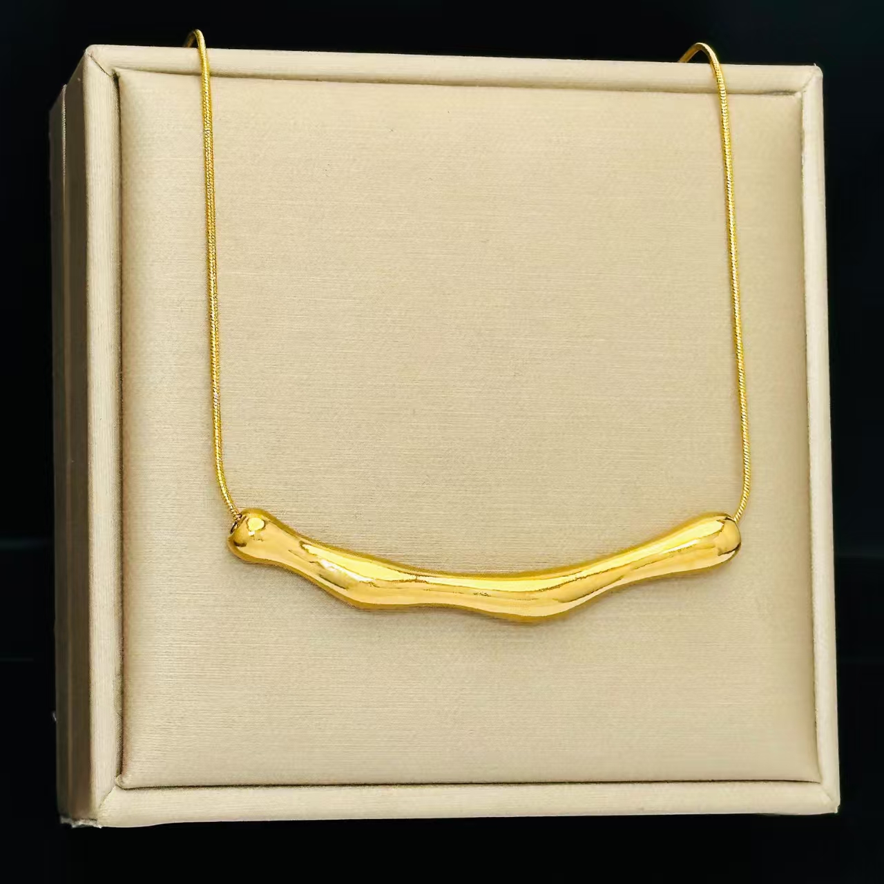Cross border stainless steel wave women's collarbone chain from Europe and America