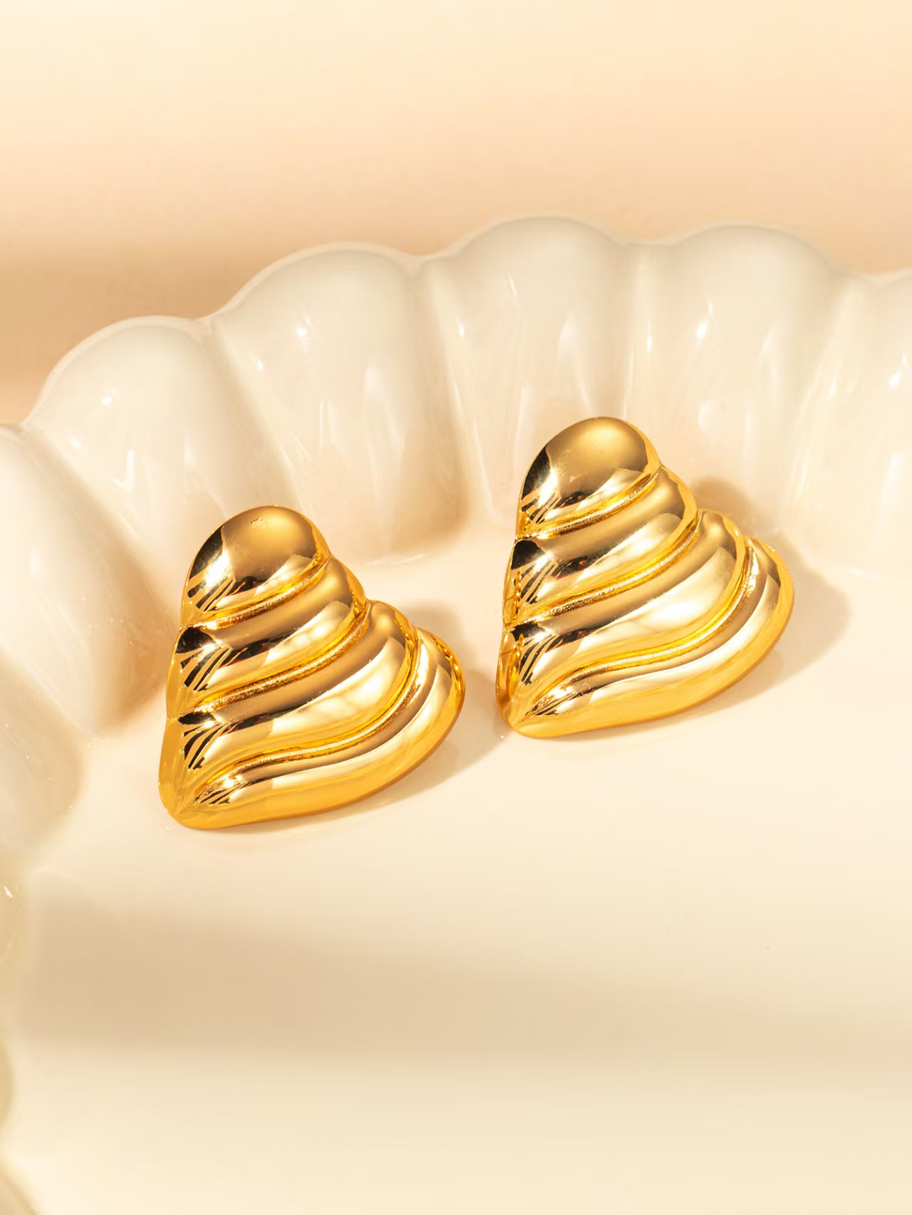 New European and American stainless steel fashionable and simple heart-shaped threaded earrings