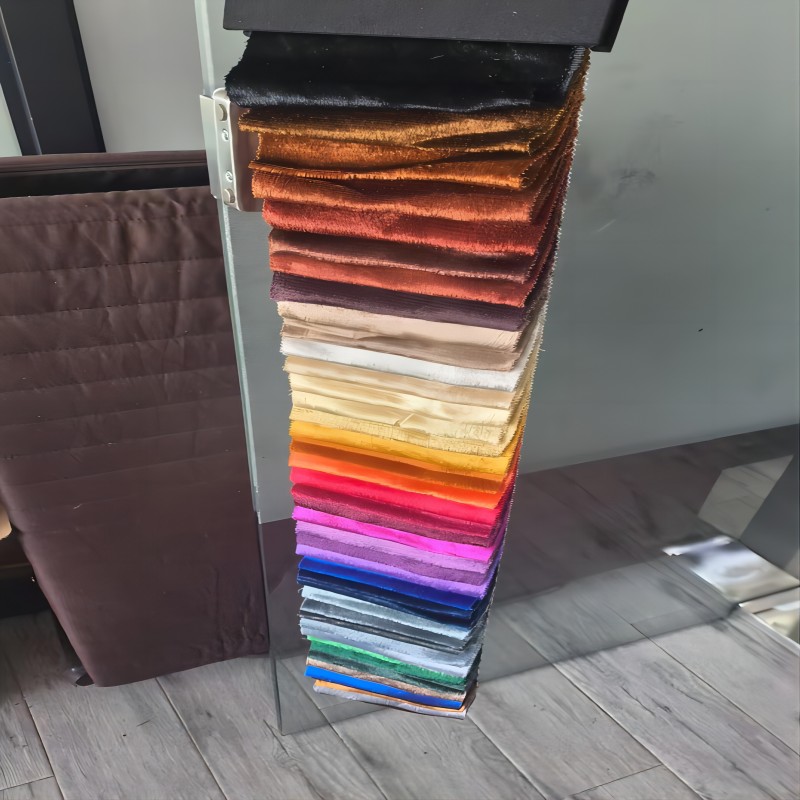 Warp knitted dyed fabric