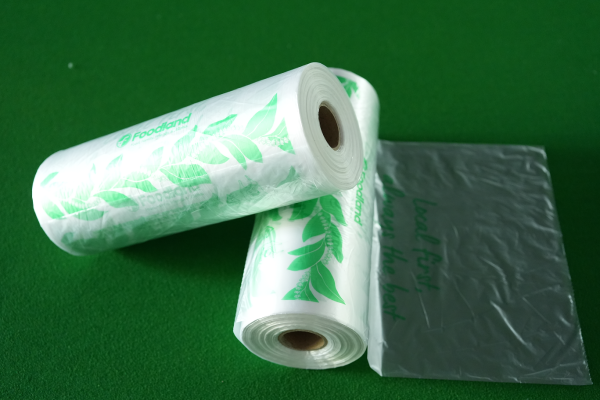 Flat bags on roll