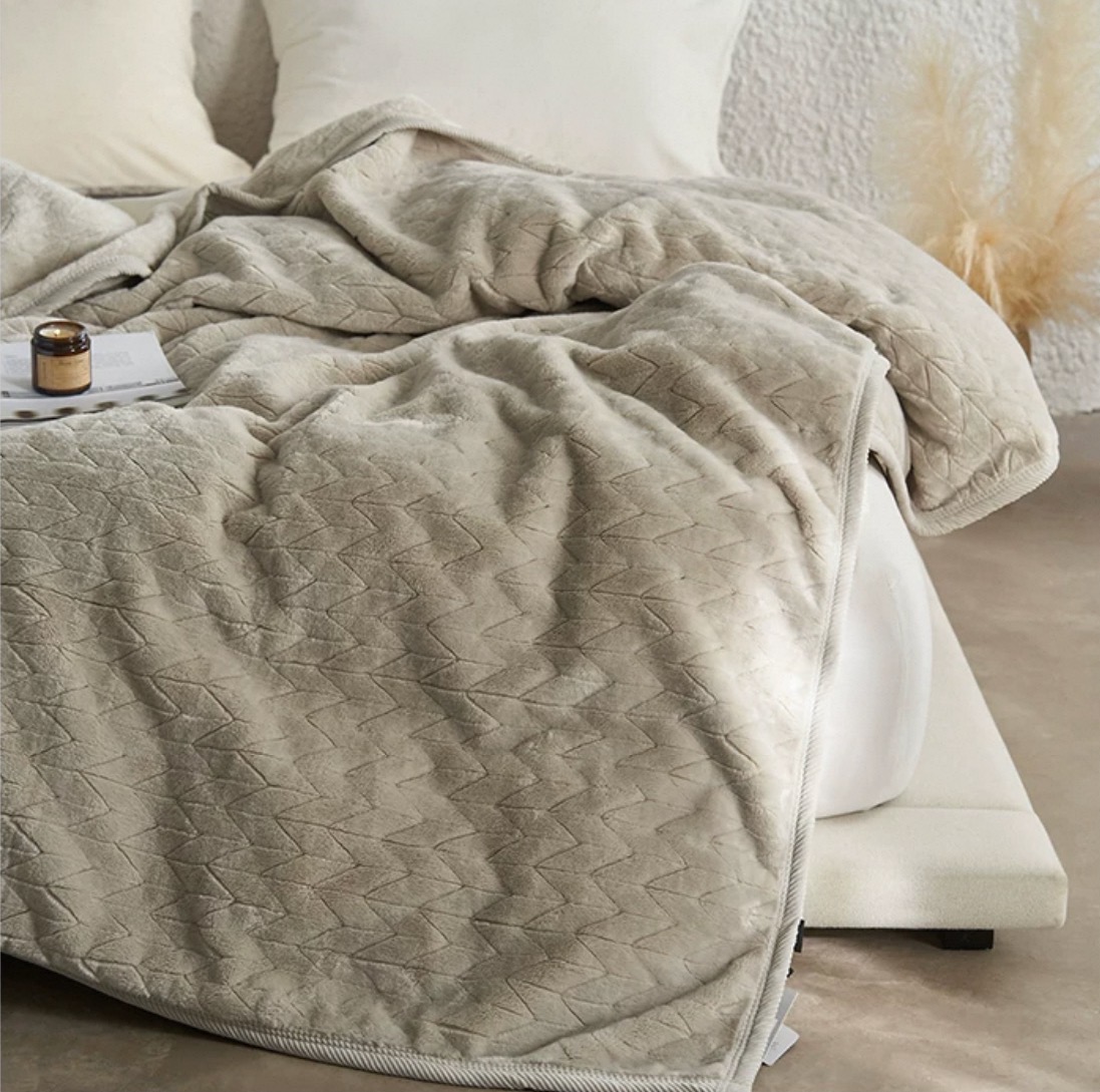 Flannel three-dimensional carved blanket