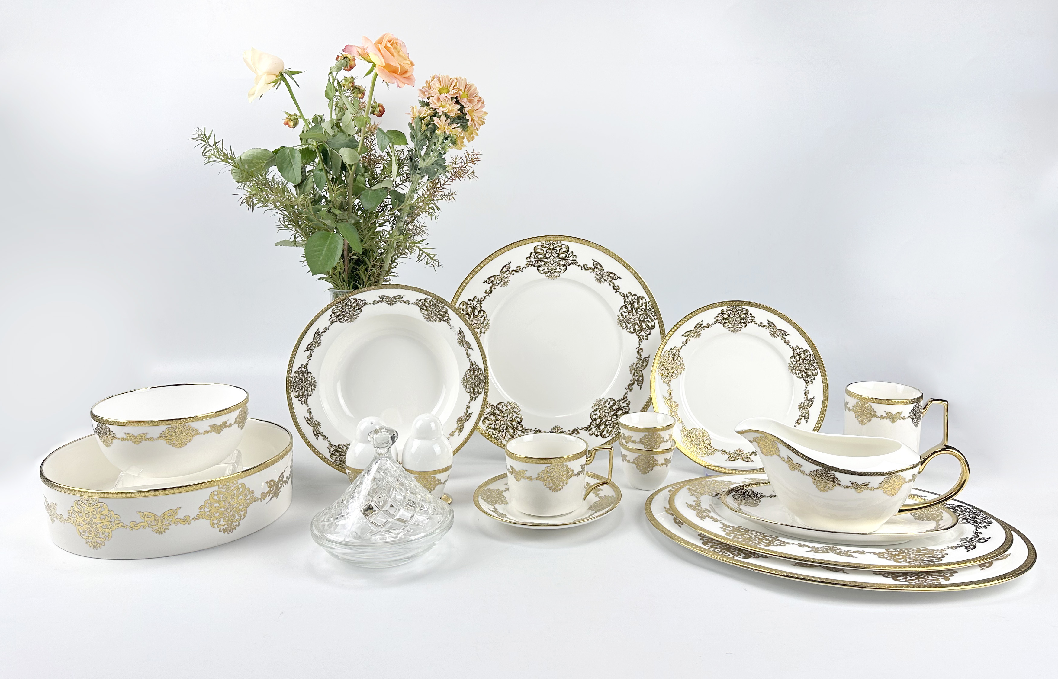 HAOMEI PORCELAIN Round royal luxury emboss gold decal fine bone china dinner set