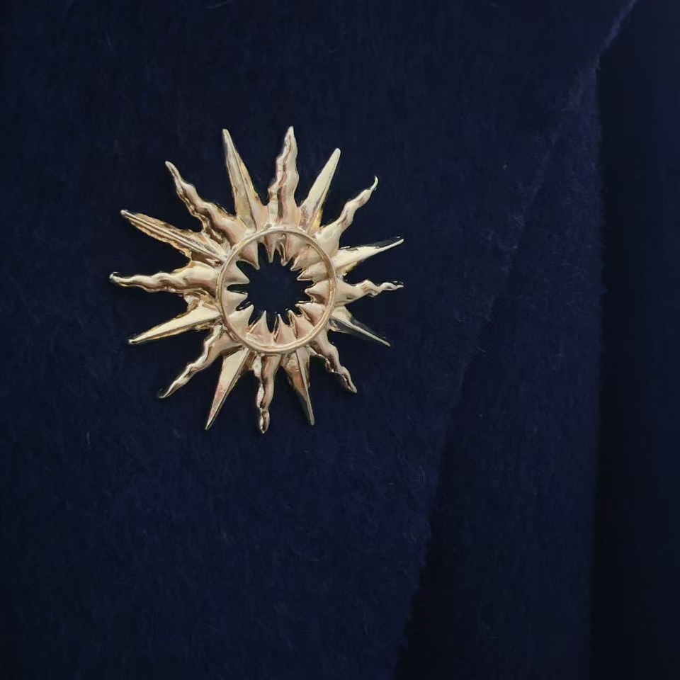 European and American niche metal hollow sun brooch