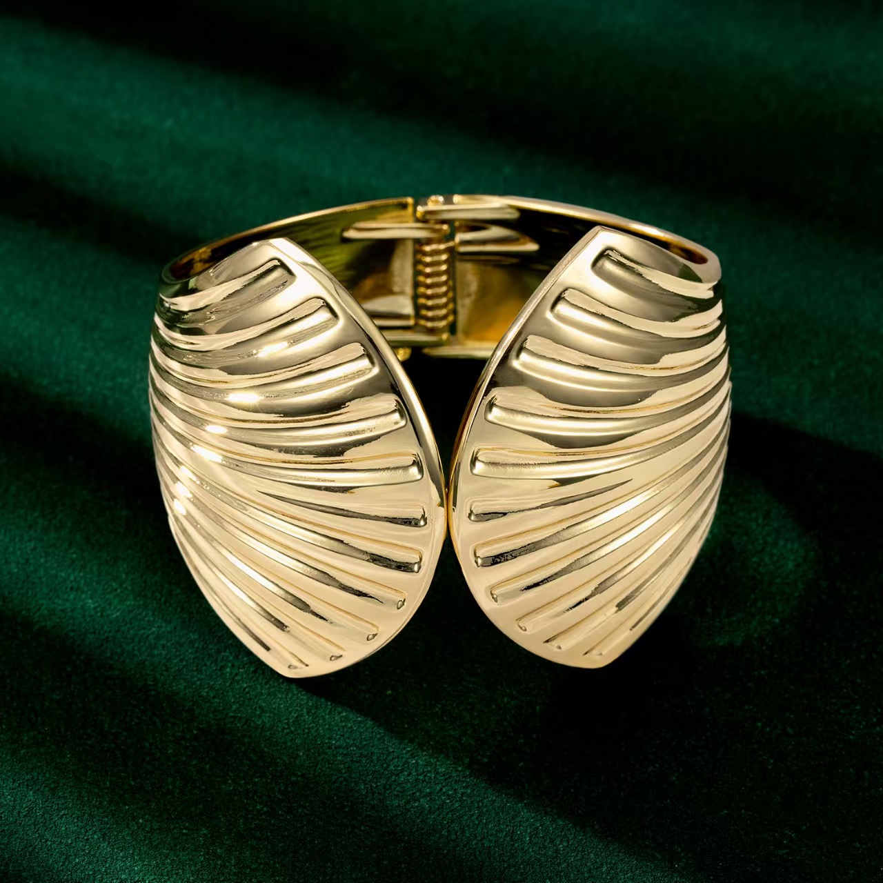 European and American textured exaggerated wide shell bracelet