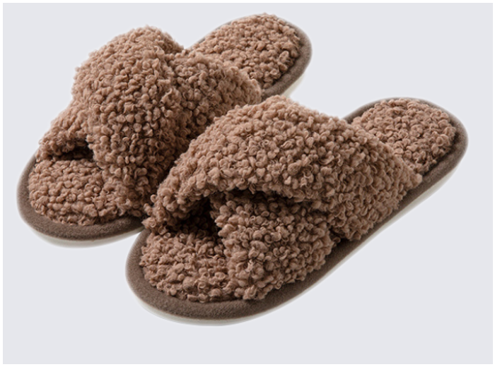 Fake fur indoor slippers
