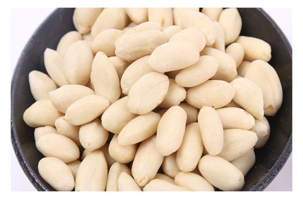 Blanched peanut kernels