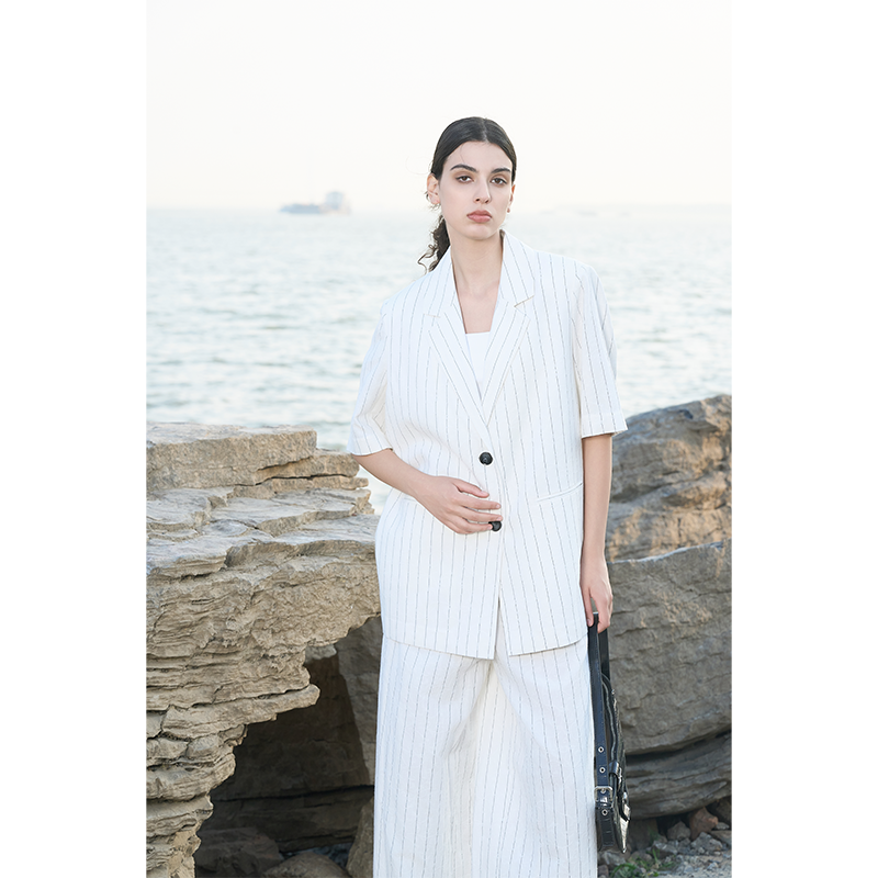 White striped short-sleeved casual suit