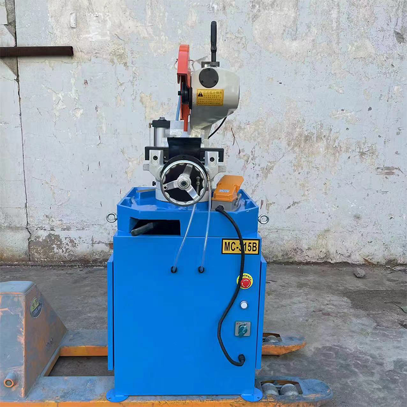 Pipe cutting machine