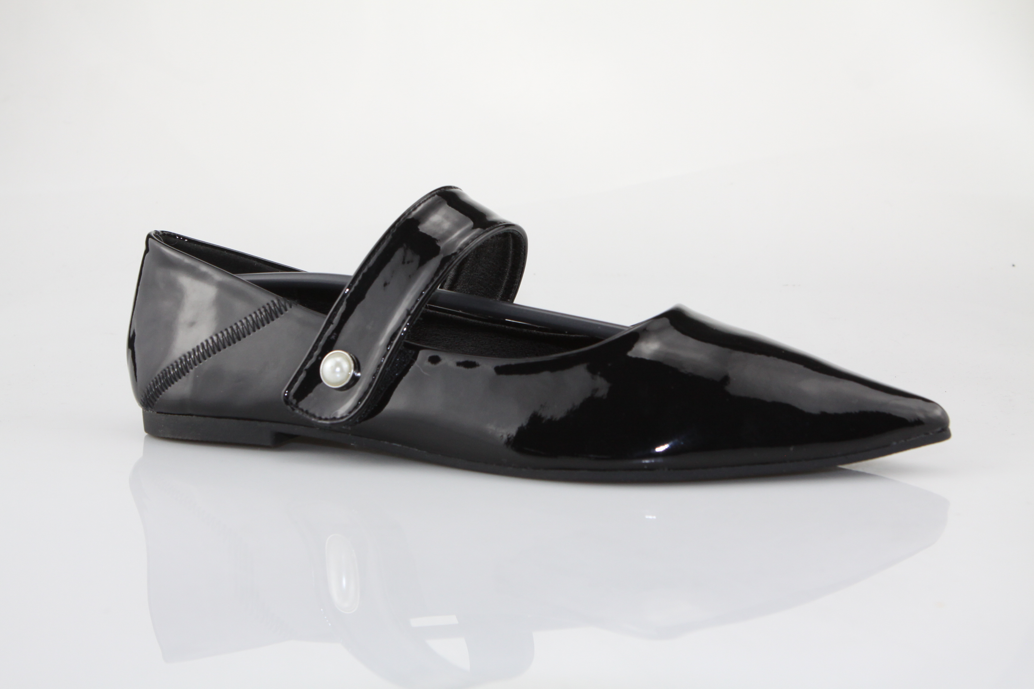Ladies' pointed flat