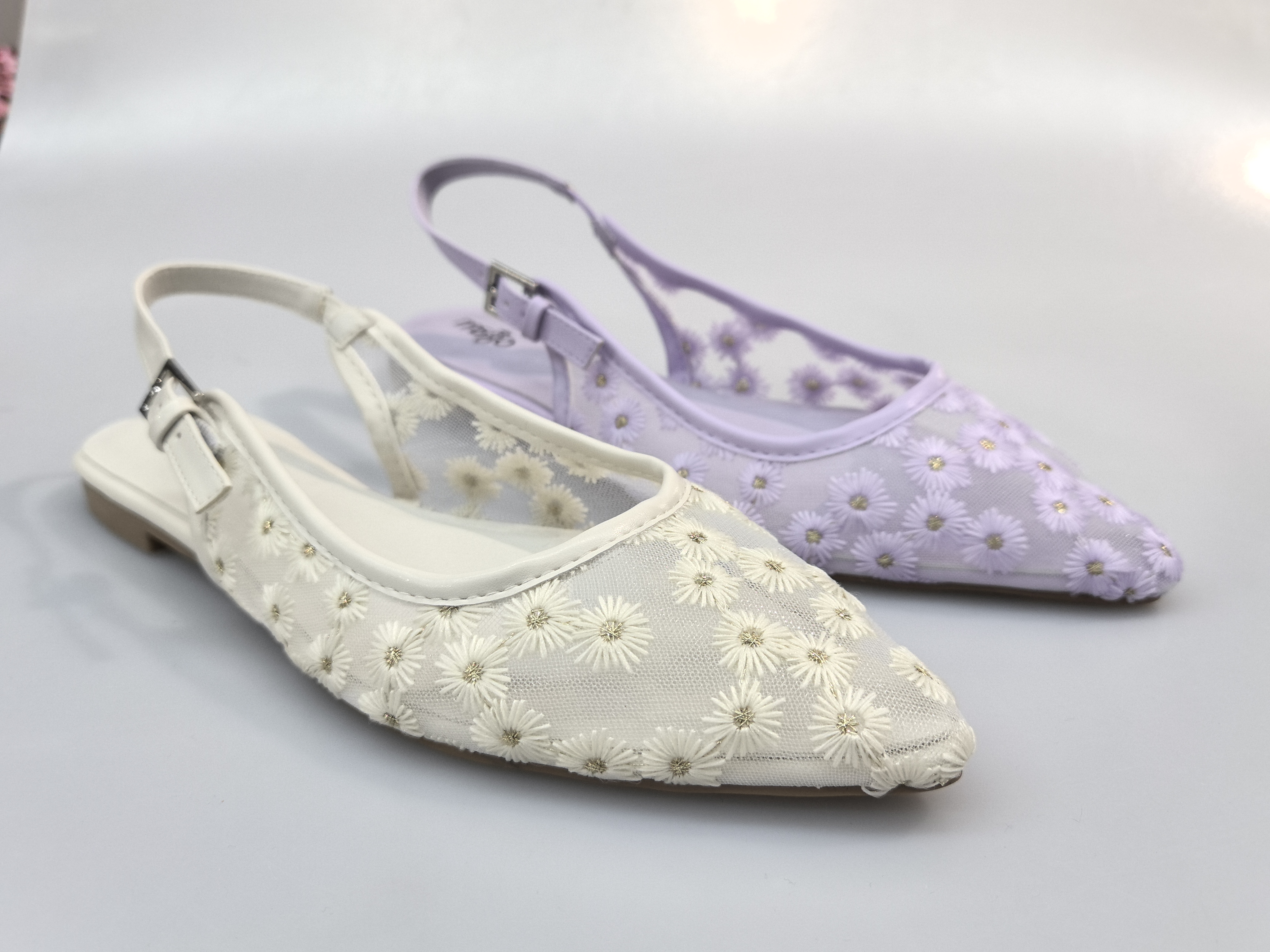 Flat shoes