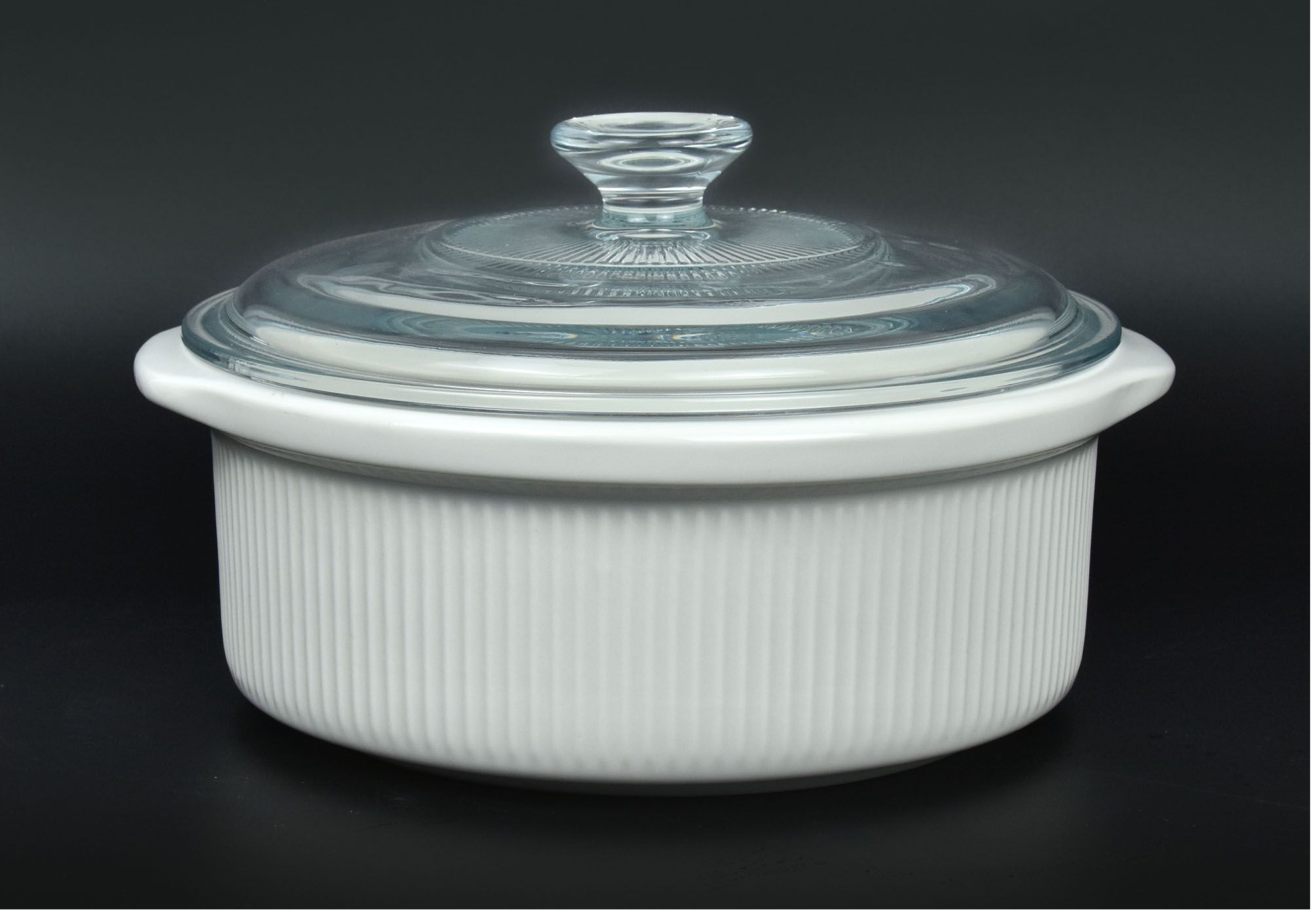 7.75" white casserole dish with glass lid