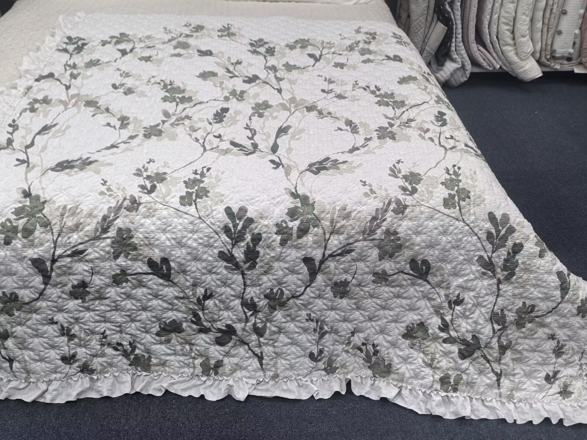 Printed seersucker pinsonic quilt