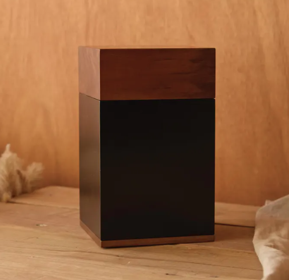 Pet urn