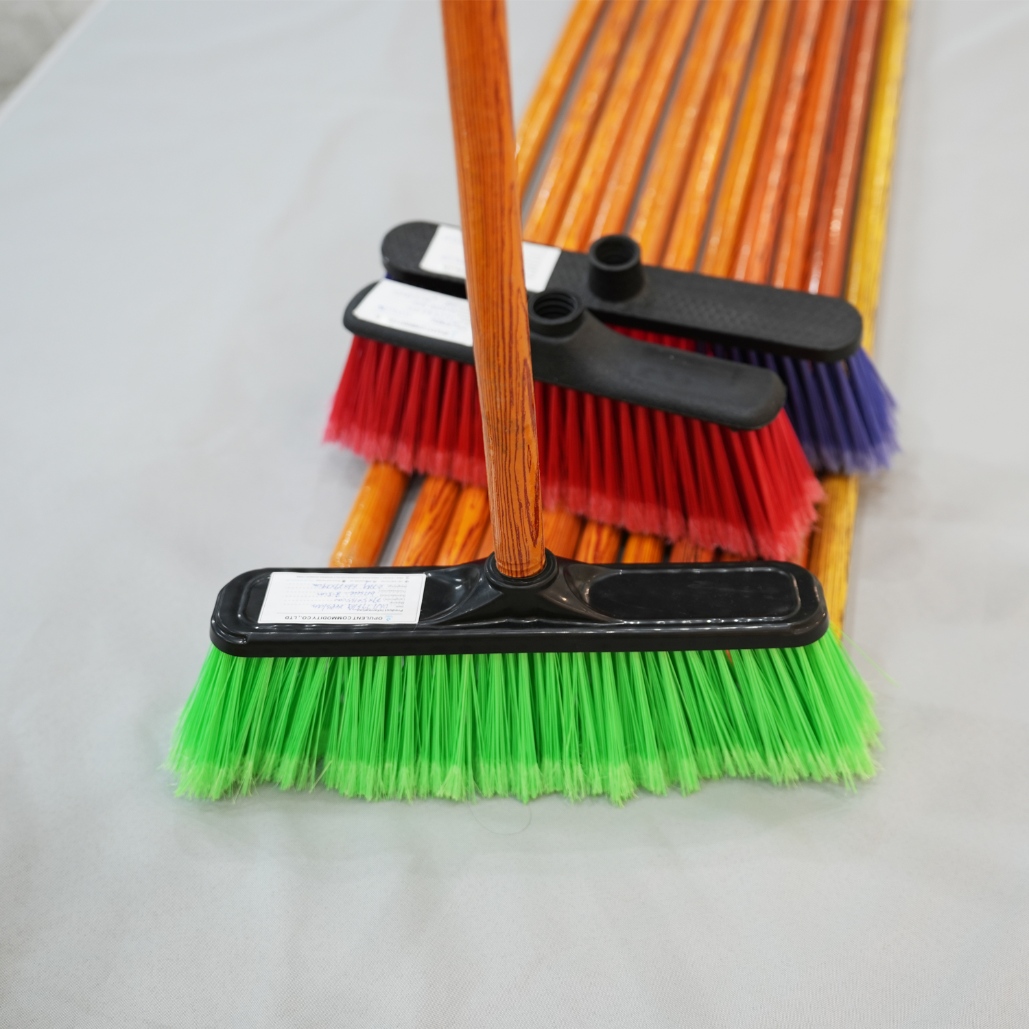 Wholesale 120cm de palos forrado conm pvc de palos de madera para escoba escobas Peru broom stick