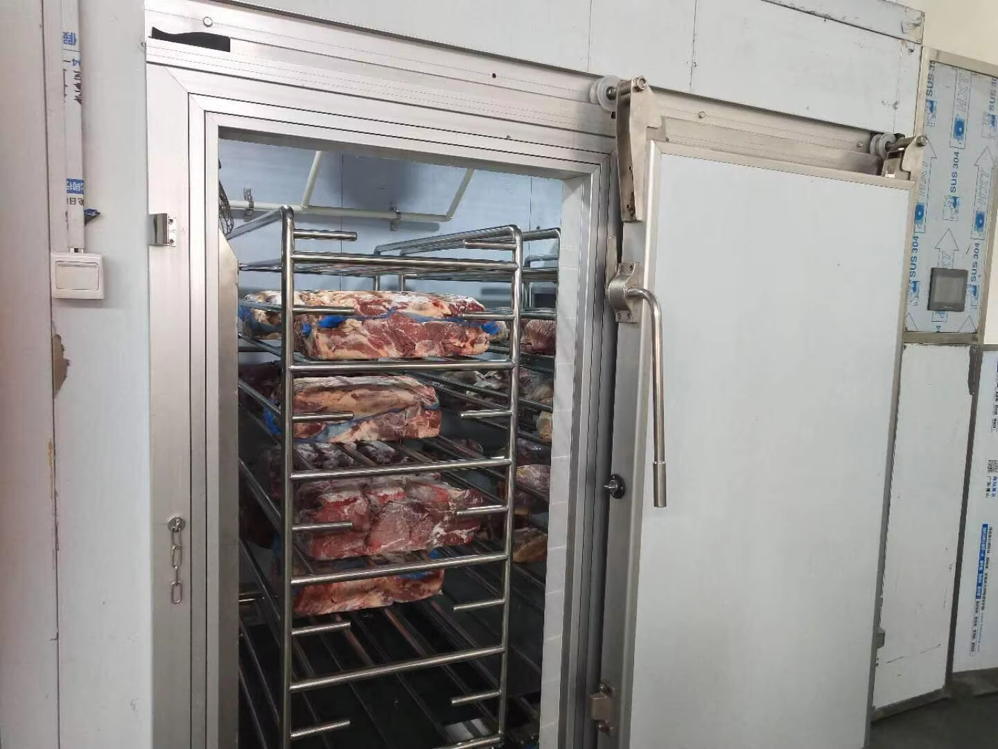 Low temperature high humidity defrosting room