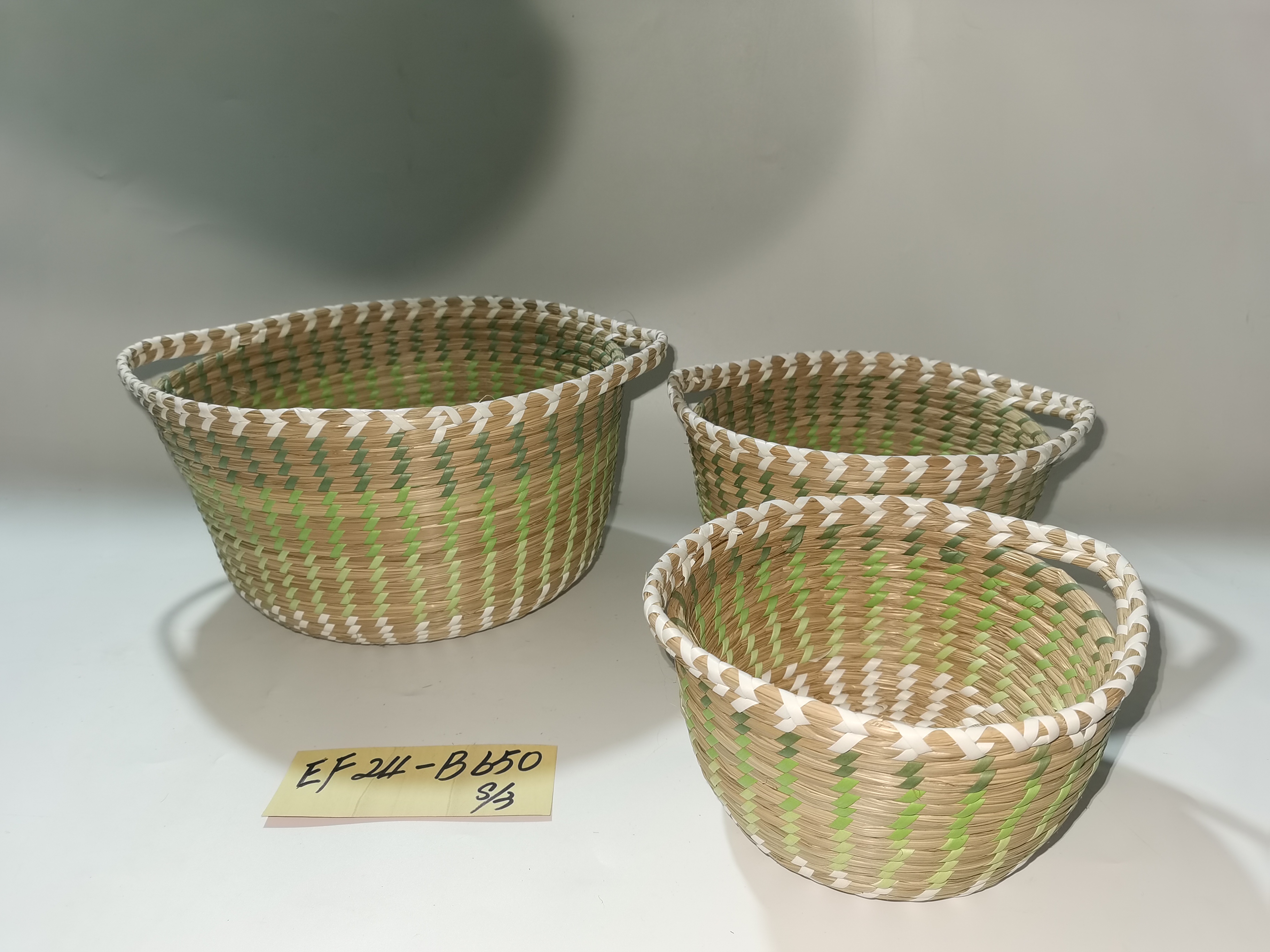 Straw-woven storage bucket