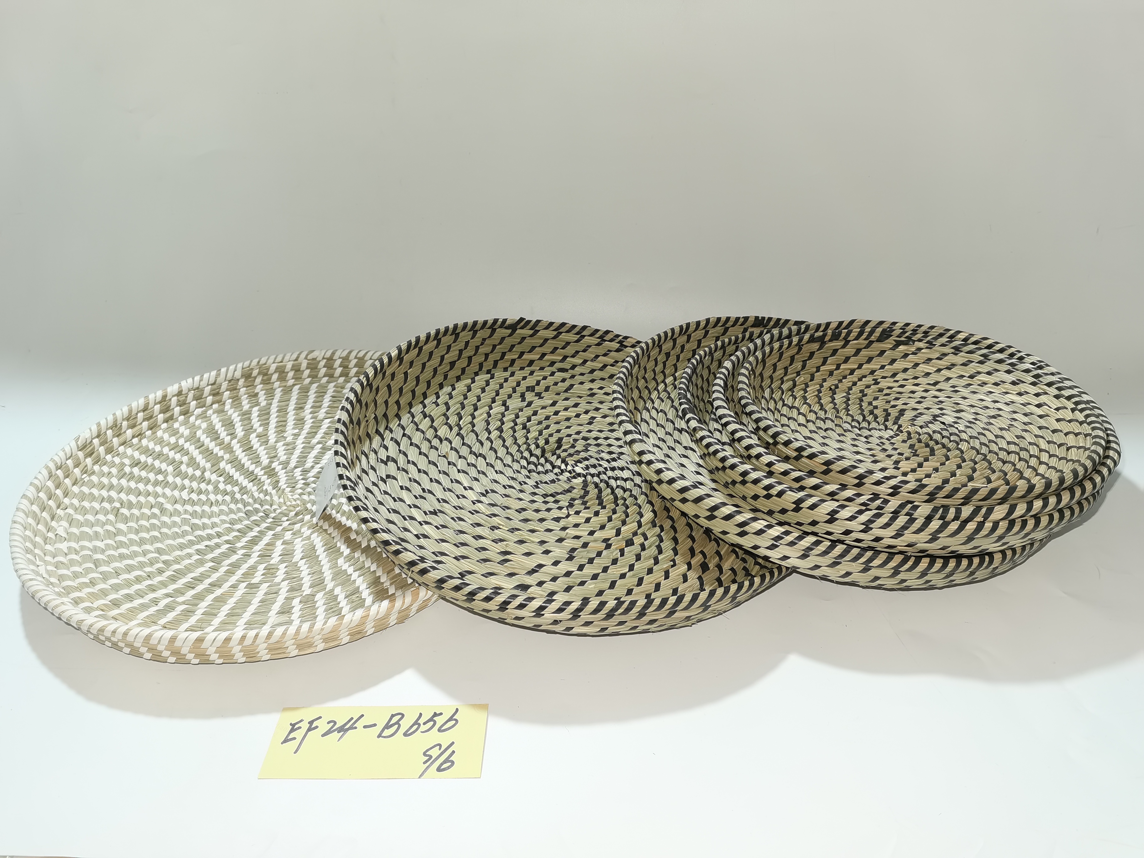Straw-woven storage tray