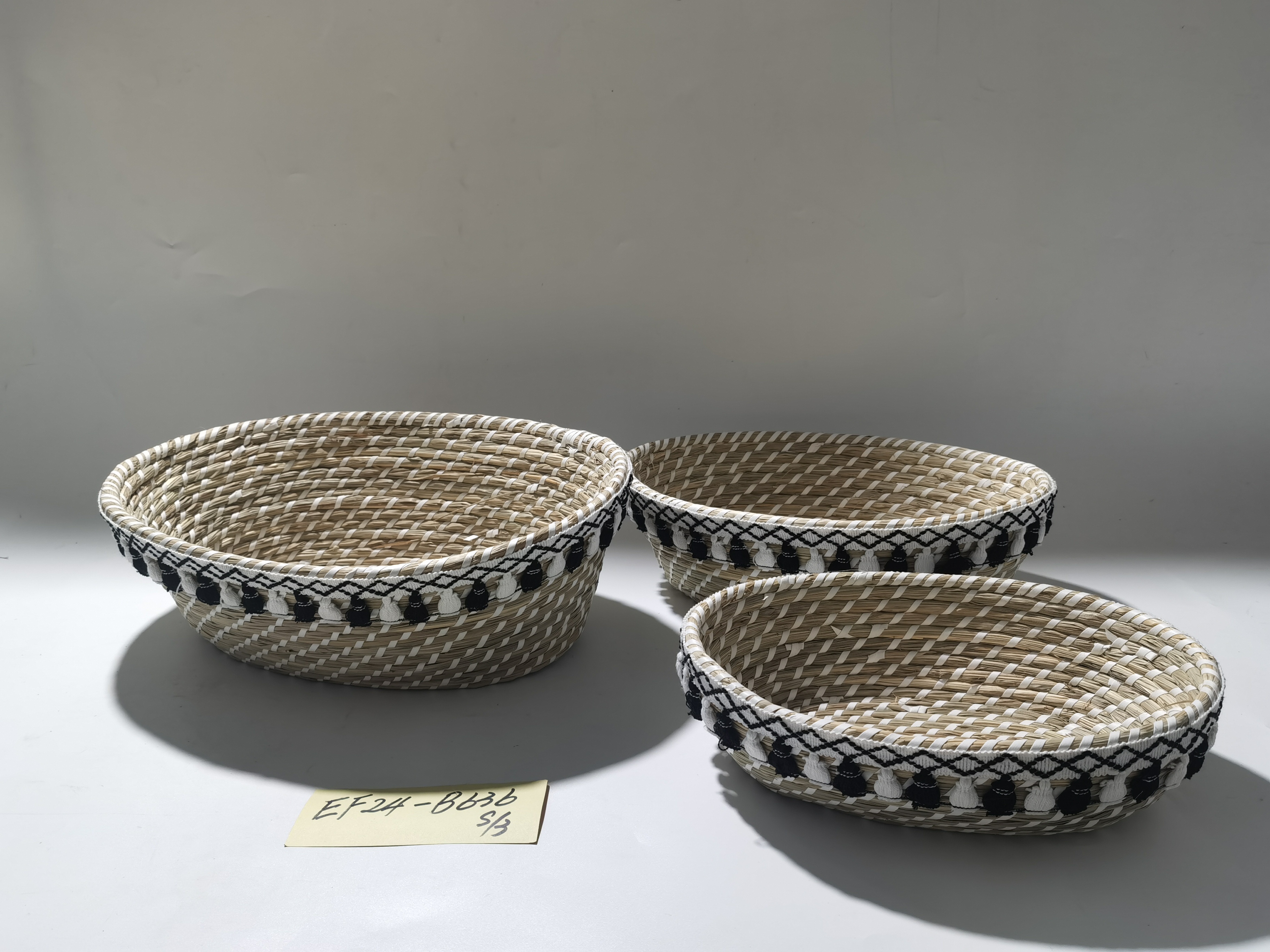 Straw-woven storage tray