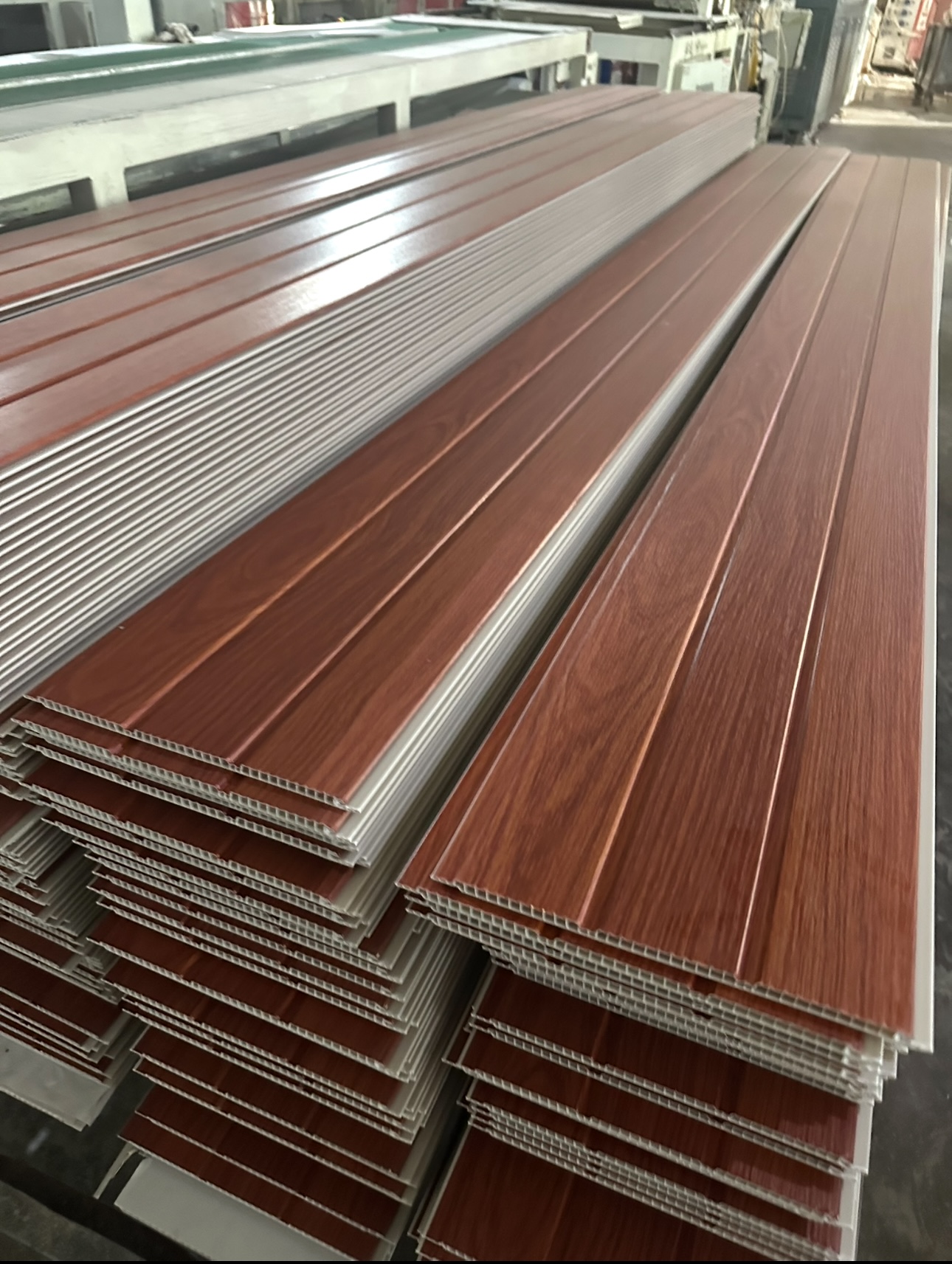 Green eco-friendly PVC Ceiling, waterproof and moisture-proof ceiling, lightweight and durable.