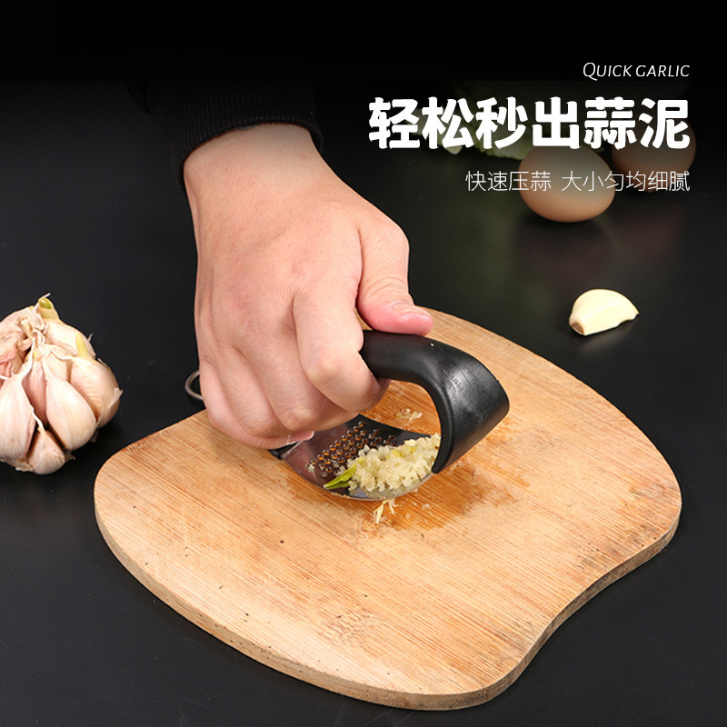 Arc-shaped stainless steel garlic press, manual plastic handle, household garlic mincer