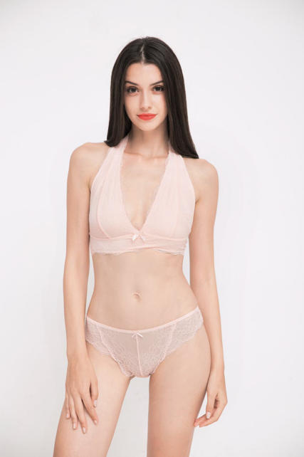 Lace trimmed neck bra set