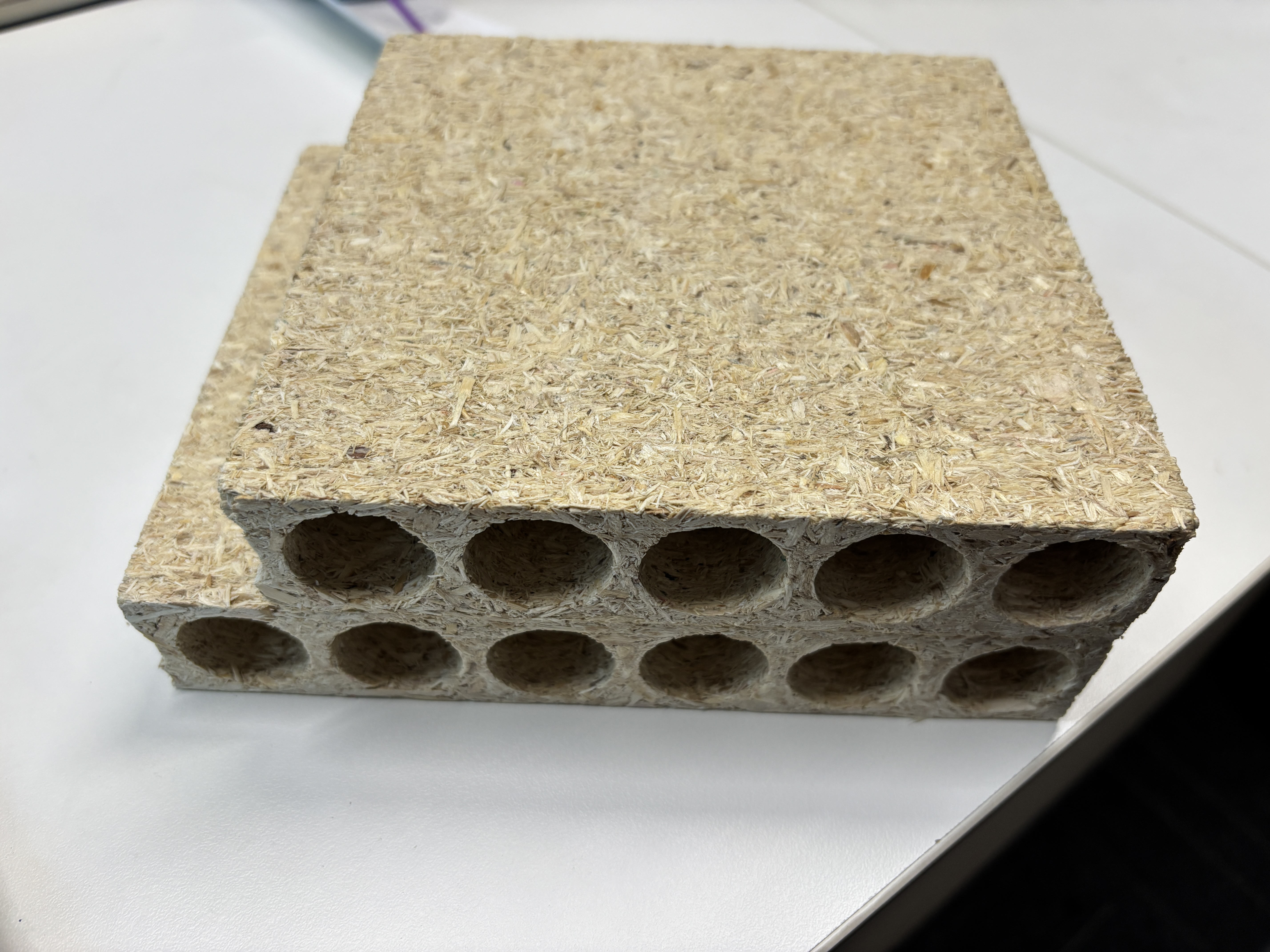 Hollow chipboard