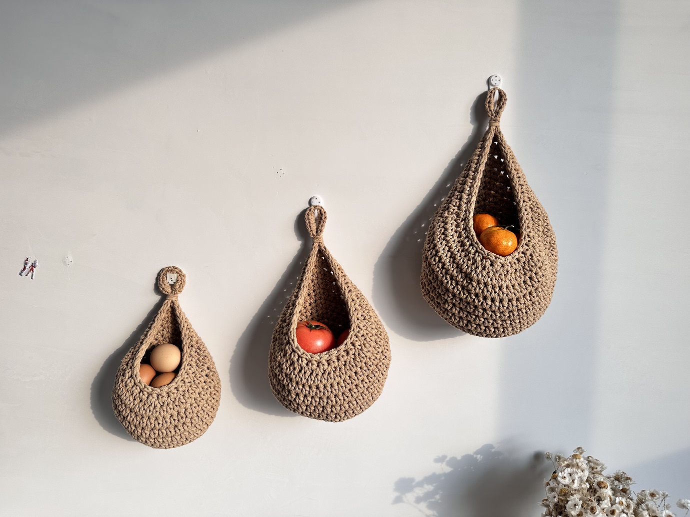 Wall-mounted fruit and vegetable basket