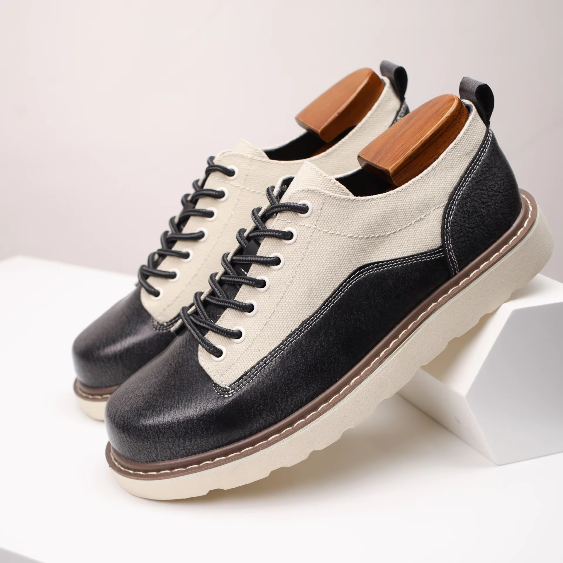 Genuine leather men's shoes for formal occasions such as weddings