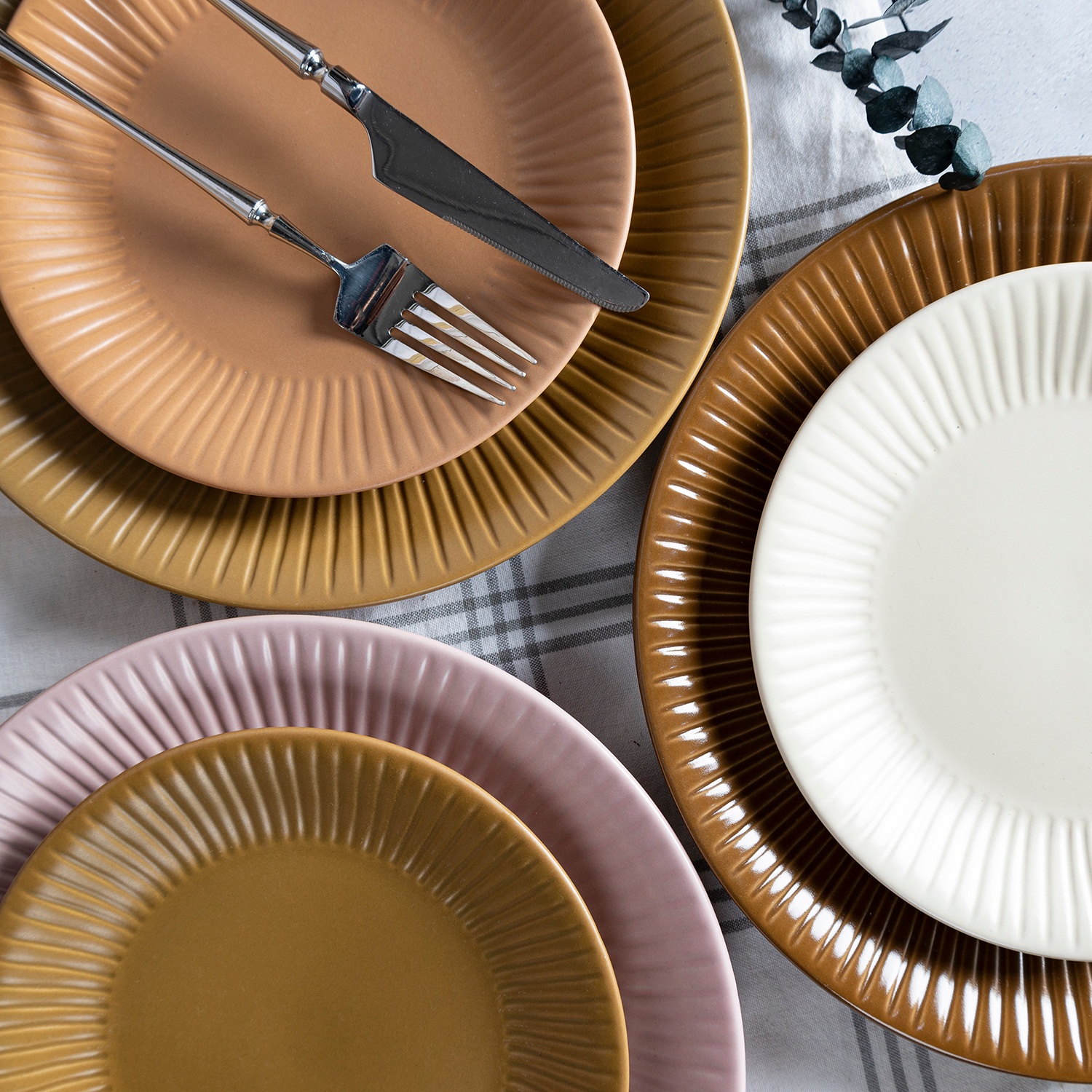 27.7cm Dinner Plate, Matte Color Glaze With Strip Embossment
