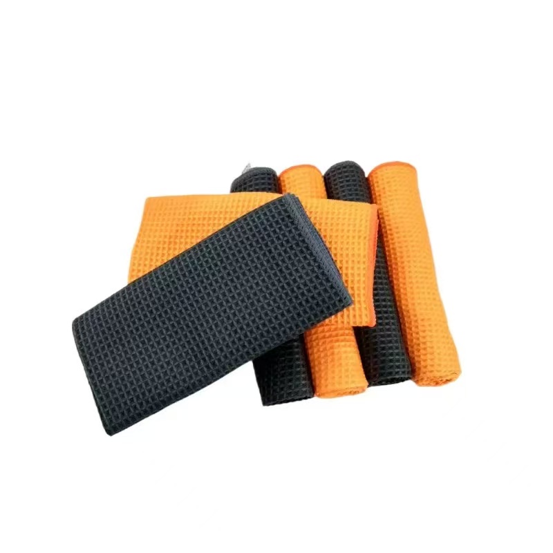 Checker-patterned cleaning cloth