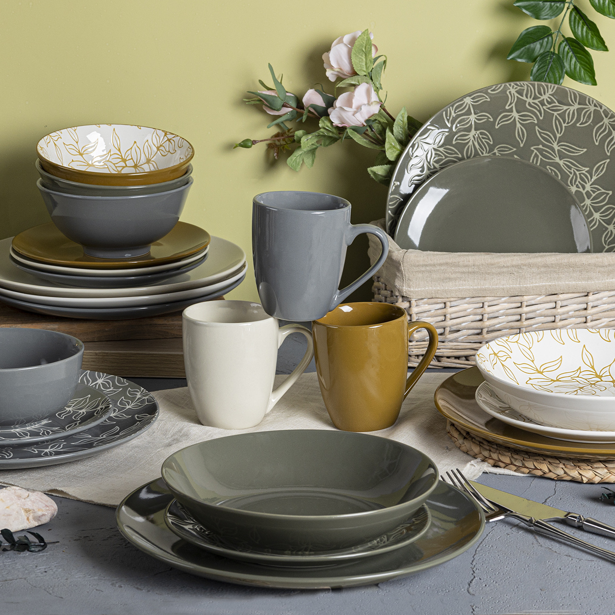 HappyGo Elegant Porcelain Plates Set Leaf- Patterned Colored-Glaze Understated Luxury Dinning Sets