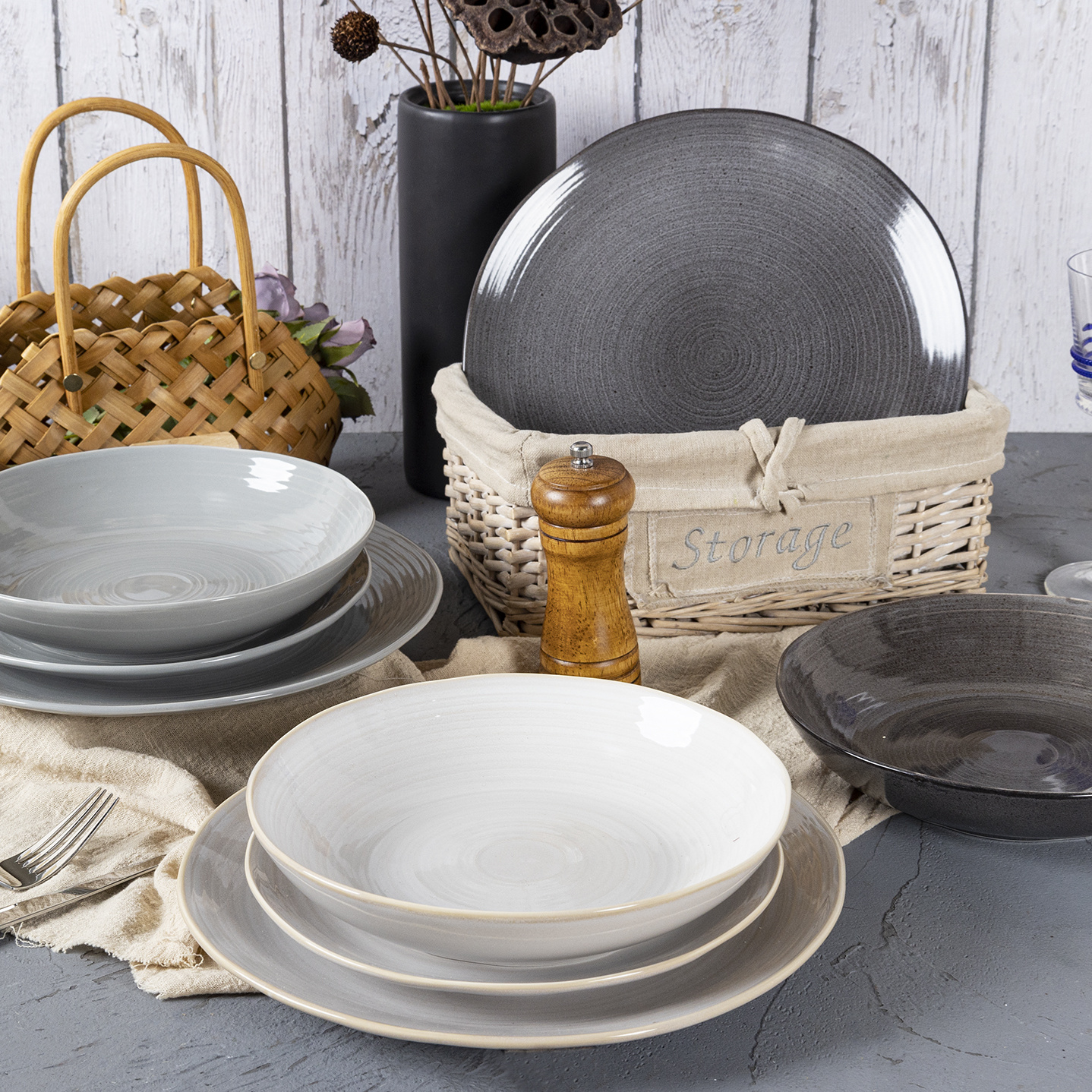HappyGo Porcelain Dinnerware Set With Reactive Glaze & Coil Relief Decoration Dining Plate 18 pieces
