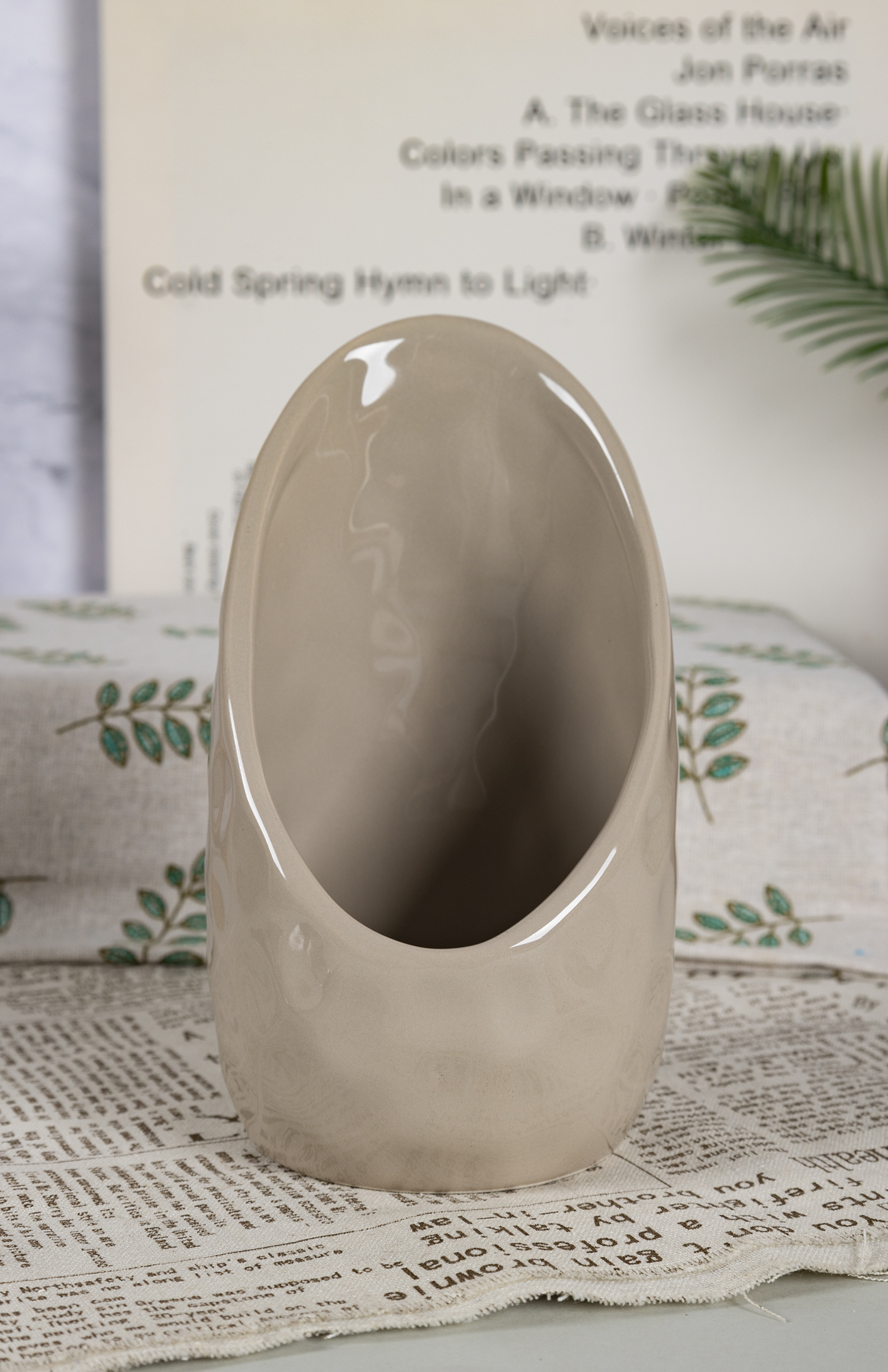 Elegant Ceramic Kitchenware Set, Including Unique Oval Utensil Holder and Wave-patterned Spoon Rest